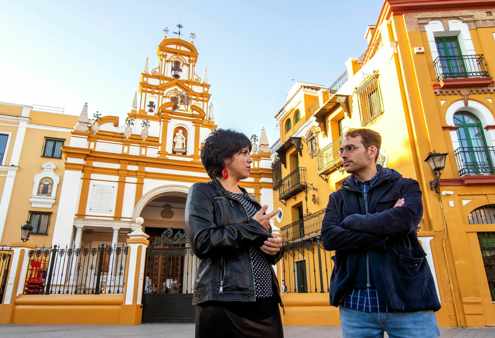 Teresa Rodríguez  conversa con el portavoz de Adelante Andalucía y coordinador general de IU Andalucía, Toni Valero.