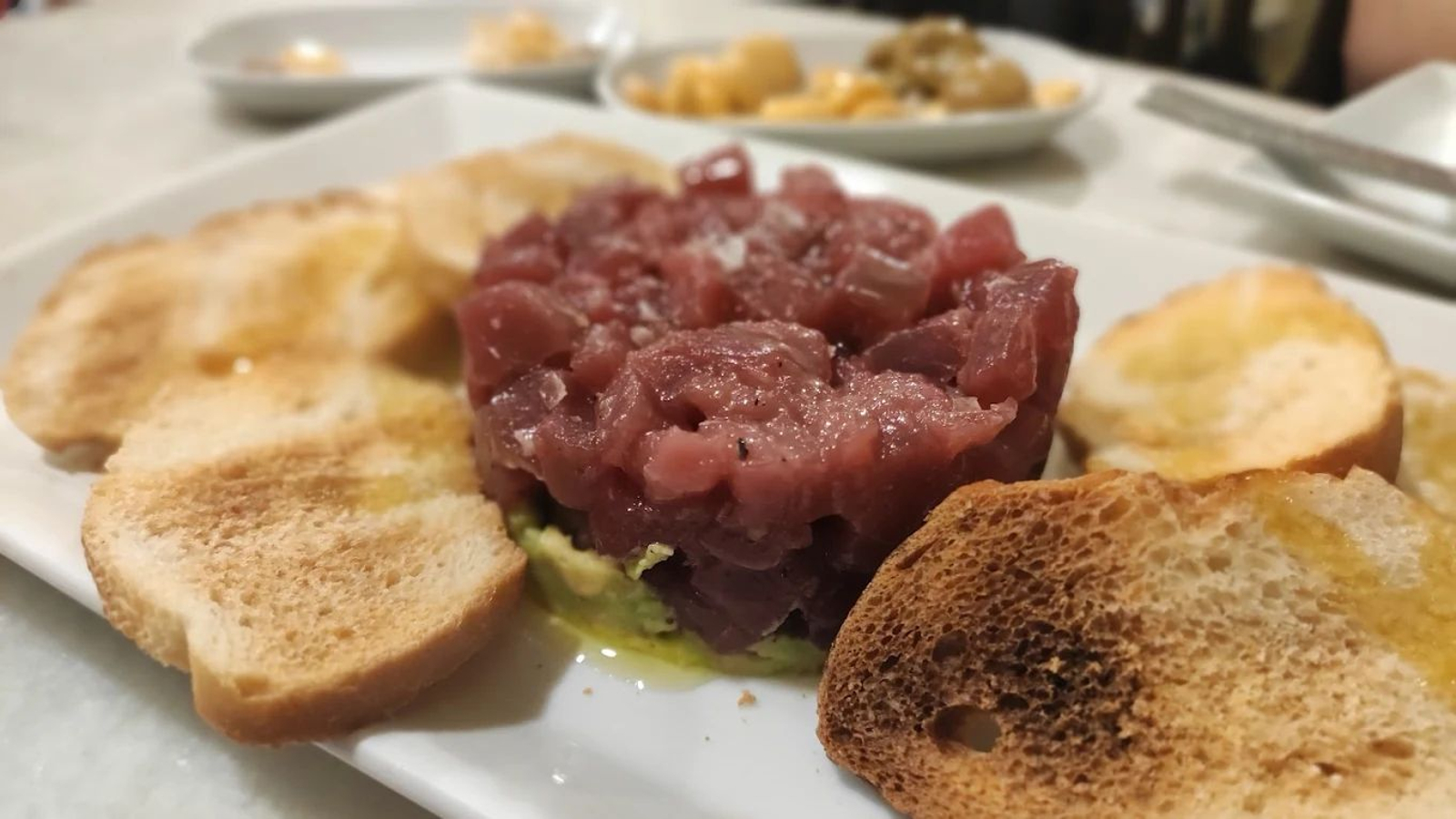La Sorpresa (Cádiz). Taberna de tapas, entre las que destacan sus especialidades de atún rojo