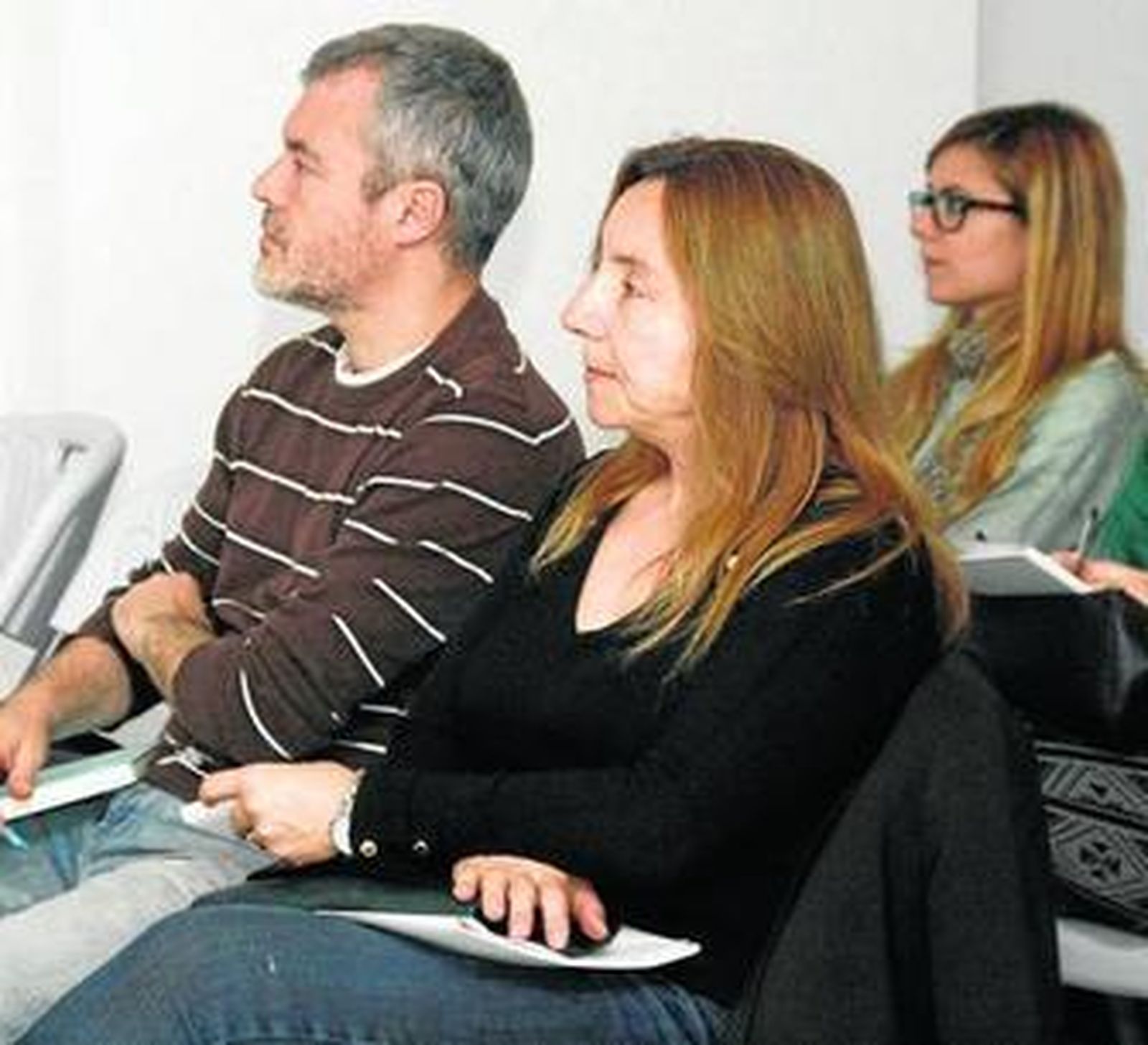 Asistentes al taller escuchando atentamente las explicaciones del experto.