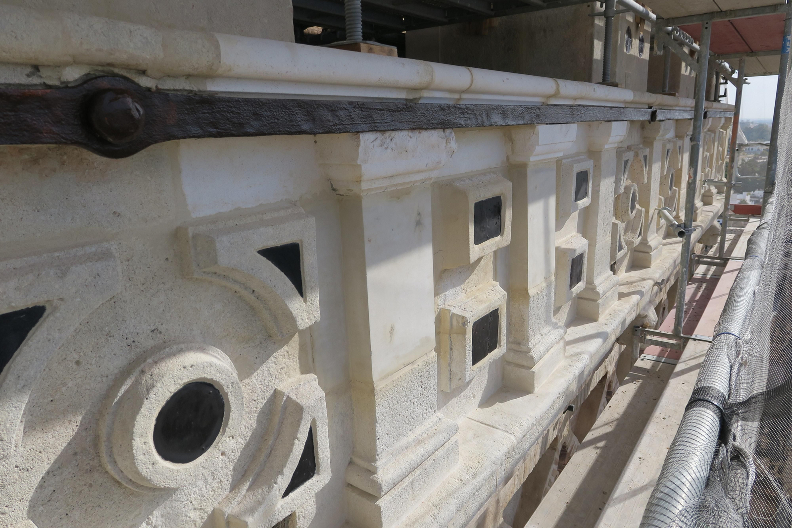 Antepecho de piedra del Cuerpo de Campanas, reposiciones y consolidaciones.