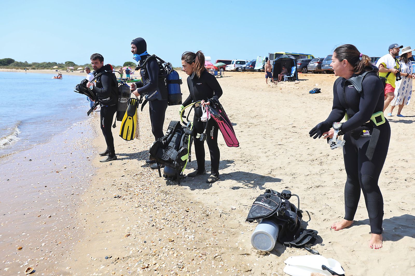Imágenes de la gran recogida de residuos abandonados en el marco de la octava edición de '1m2 contra la basuraleza'. En la playa de la Canaleta.