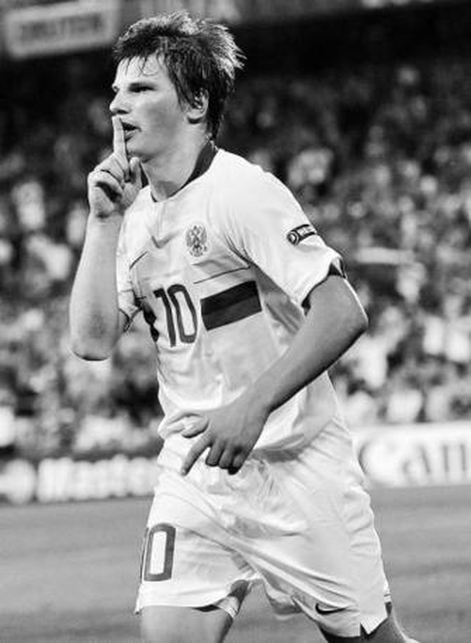 Arshavin celebra el gol que consiguió frente a Holanda.