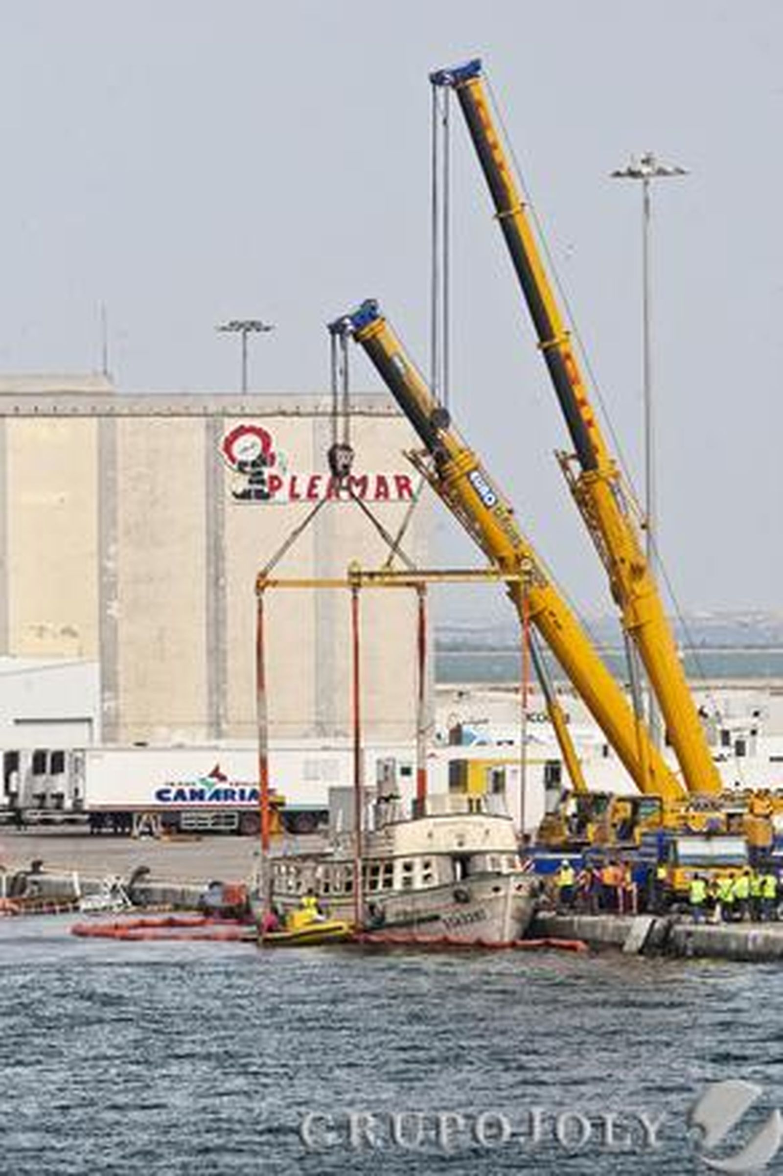 EL Adriano III, ya casi en la superficie. 

Foto: Julio Gonzalez