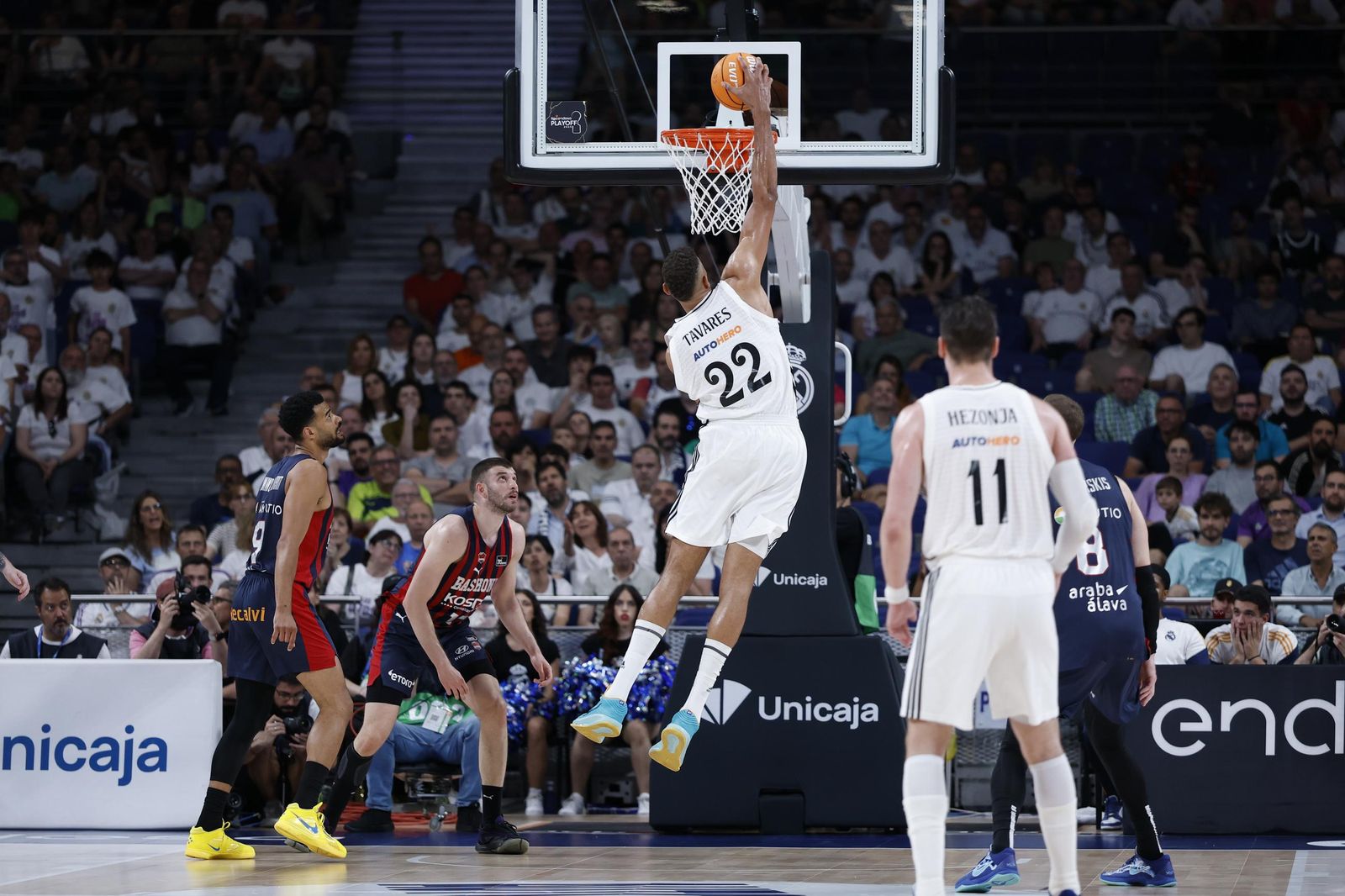 El Real Madrid sufre pero gana al Baskonia (82-76)