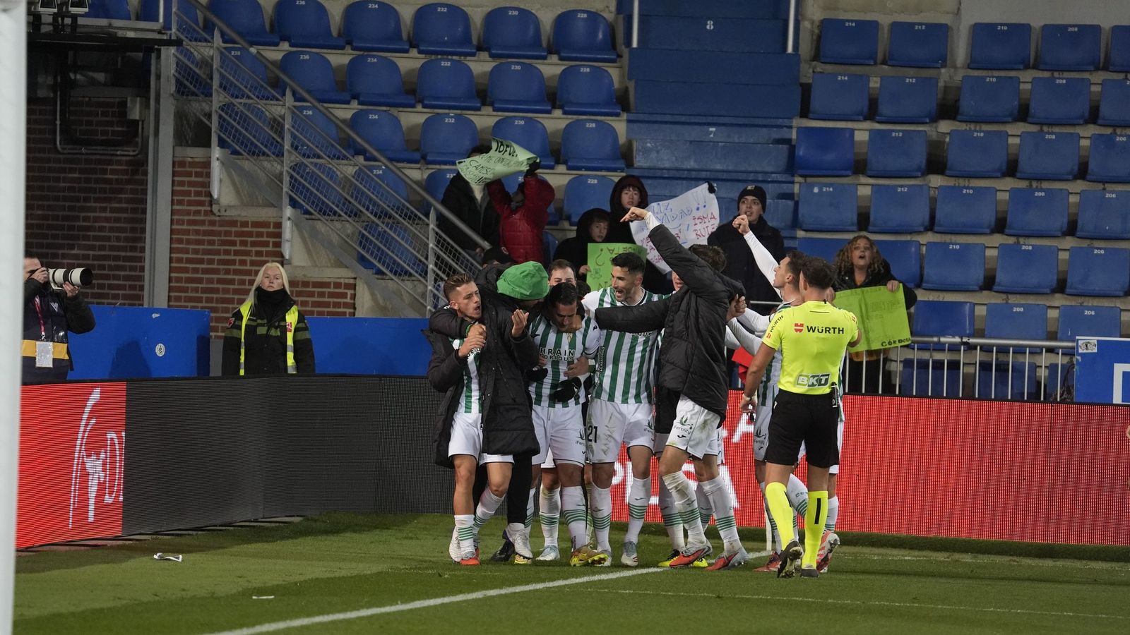 Los jugadores del Córdoba celebran el triunfo en Vitoria.