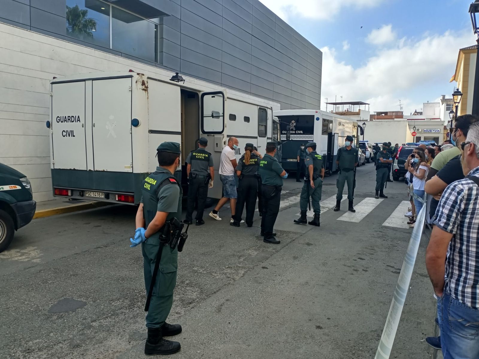 Llegada de unos de los arrestados al Palacio de Justicia de La Palma, en la mañana de ayer.