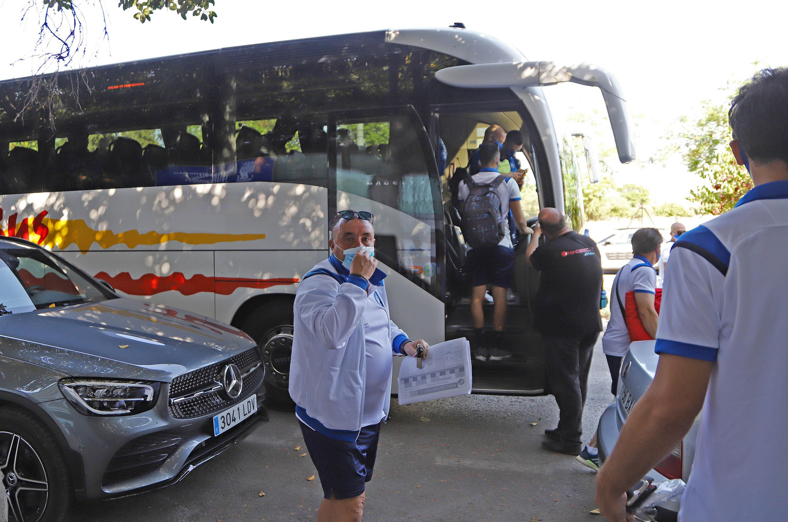 Los aficionados del Xerez DFC despiden al equipo en la salida hacia Marbella