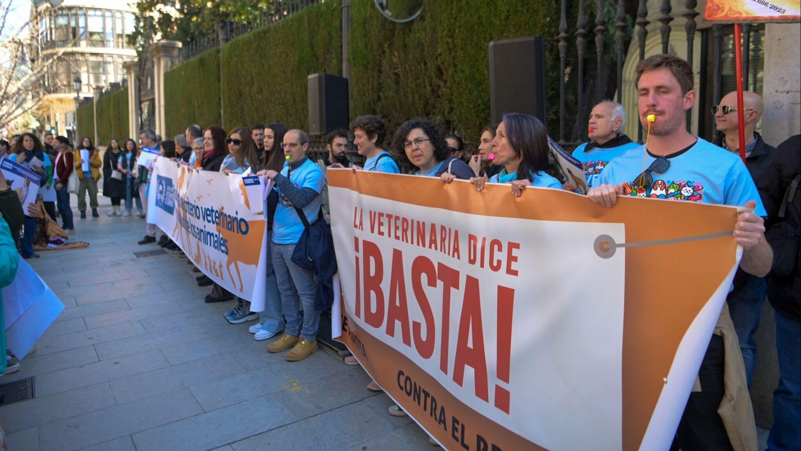 Concentración en defensa del criterio veterinario y la salud de los animales frente a la Subdelegación del Gobierno en Granada