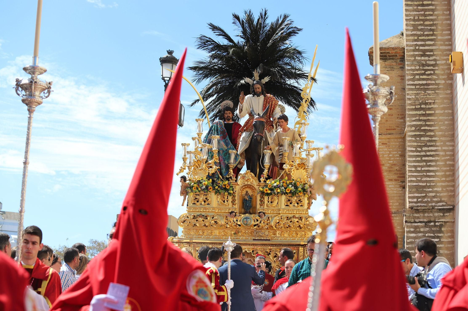 Imágenes del recorrido de la Borriquita  por las calles de Huelva