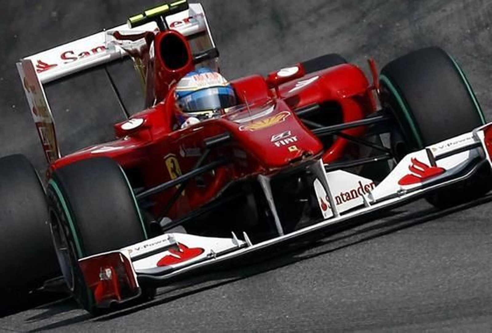 Fernando Alonso refuerza su candidatura al Mundial tras ganar en Monza. / AFP