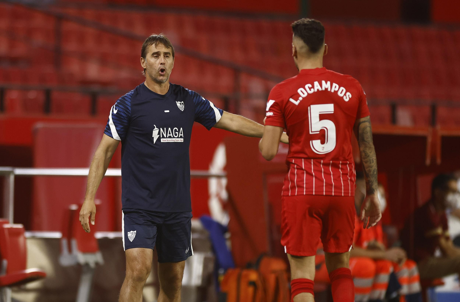 Ocampos recibe instrucciones de Lopetegui en el amistoso ante el Alavés.