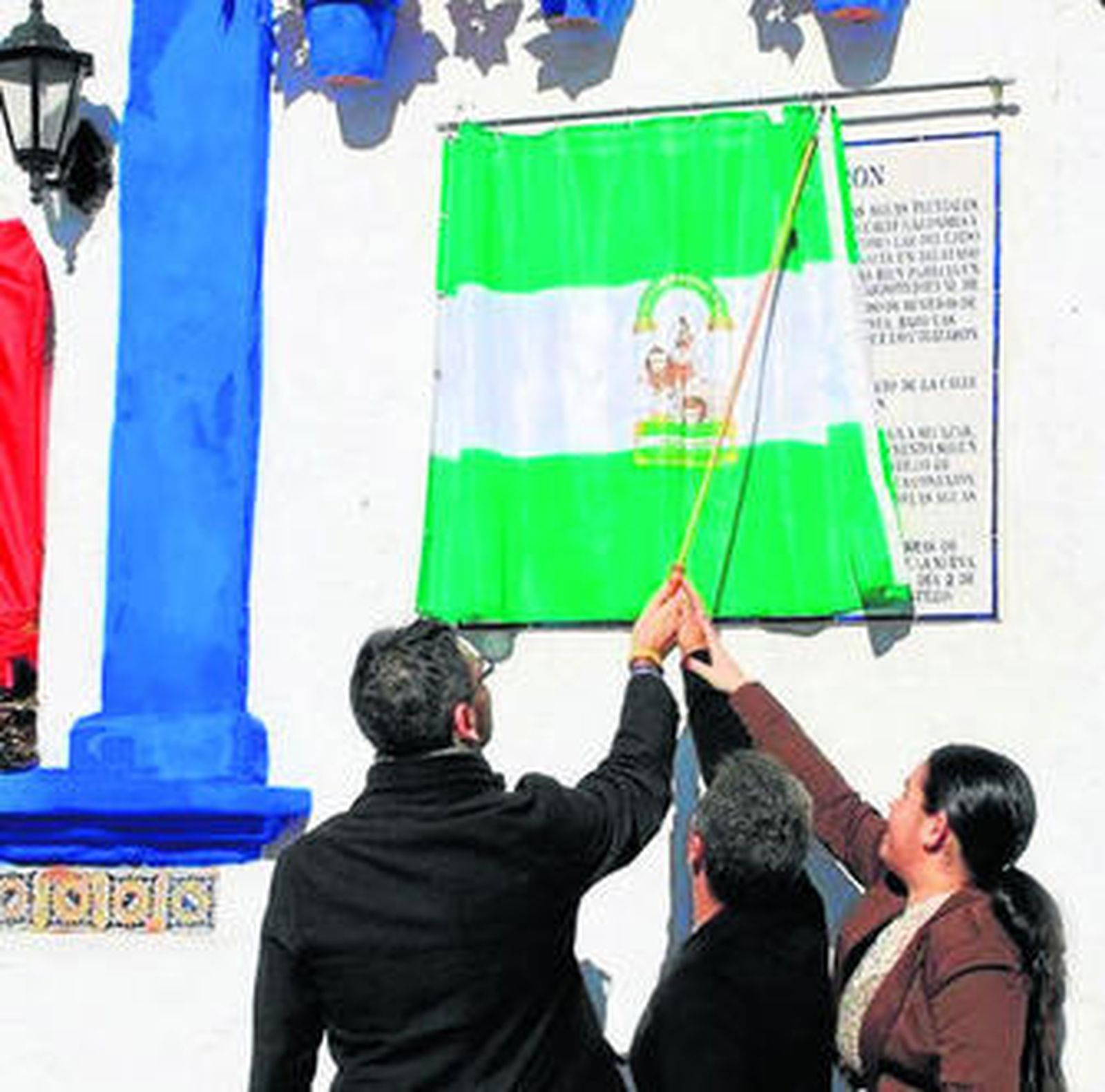 Acto oficial de colocación del azulejo, ayer en la Puerta de España.