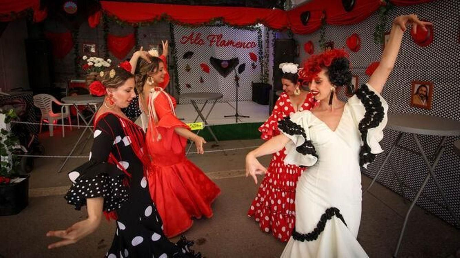 Jóvenes bailando en el Día de la Mujer de la Feria del Moscatel de Chipiona Jóvenes bailando en el Día de la Mujer de la Feria del Moscatel de Chipiona