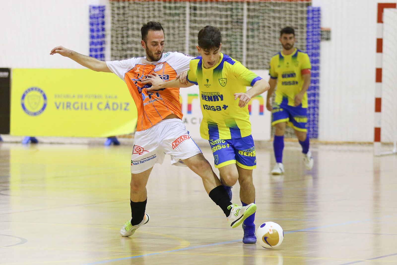 Un lance del partido entre el Virgili y el Isleño San Fernando.