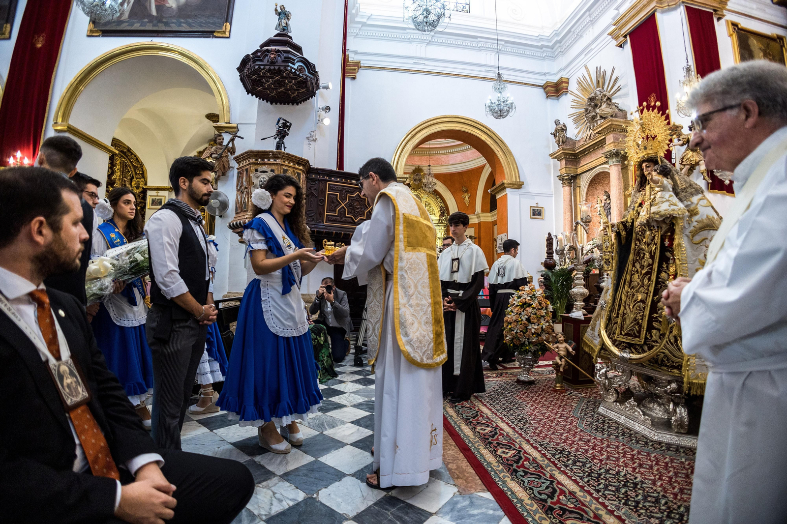 Las imágenes de la función y el besamanos a la Virgen del Carmen en San Fernando