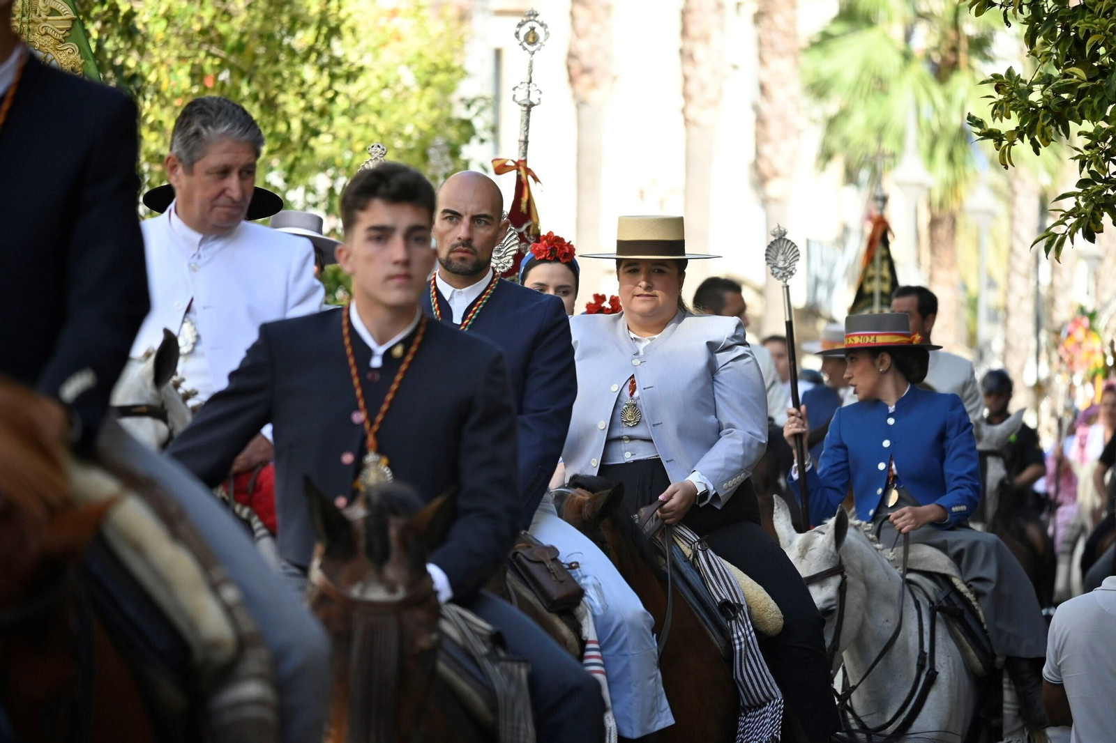 Imágenes de los peregrinos de la Hermandad de Emigrantes en su salida por las calles de Huelva