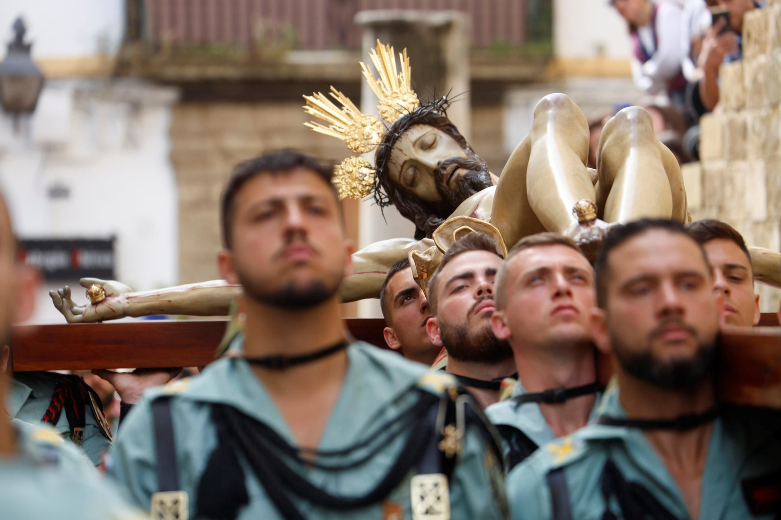 El vía crucis de la Caridad con la Legión en el Viernes Santo de Córdoba, en imágenes