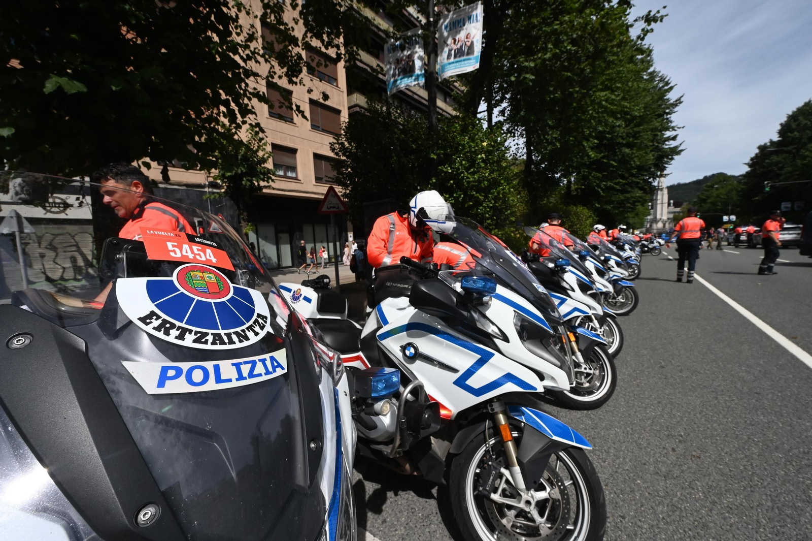 Las fotos de la Vuelta a España con el lío de la suspensión en Bilbao | Etapa 11