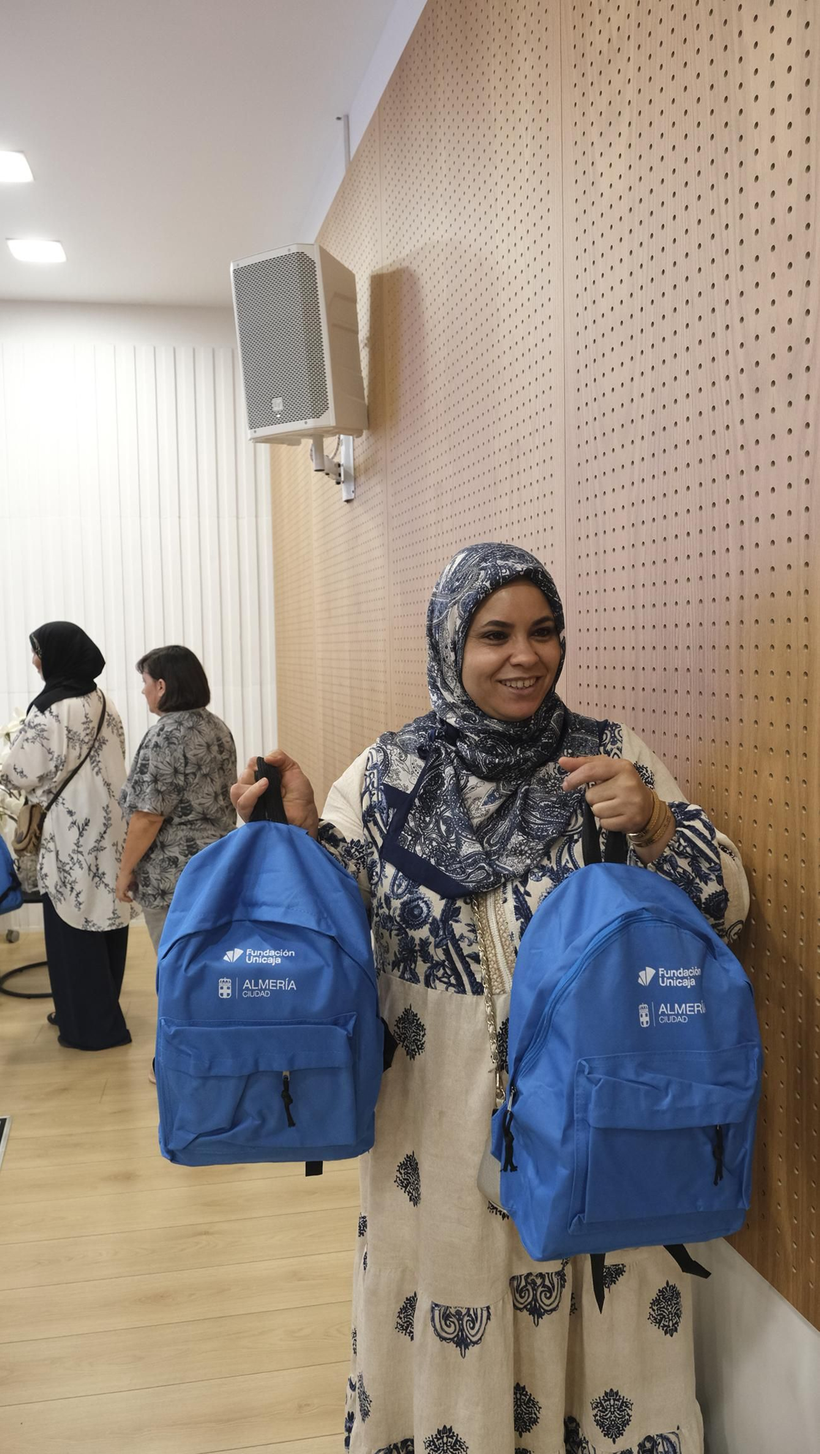 Entrega de material escolar a familias vulnerables, en imágenes