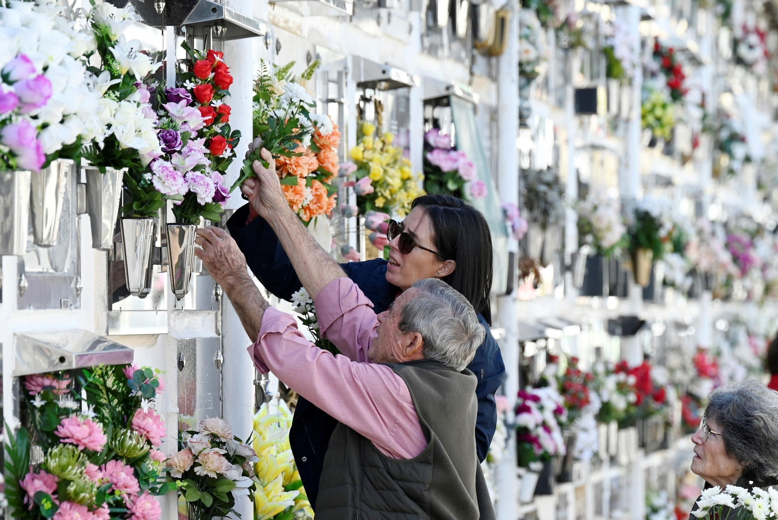 Las imágenes del día de Todos los Santos en los cementerios de Córdoba
