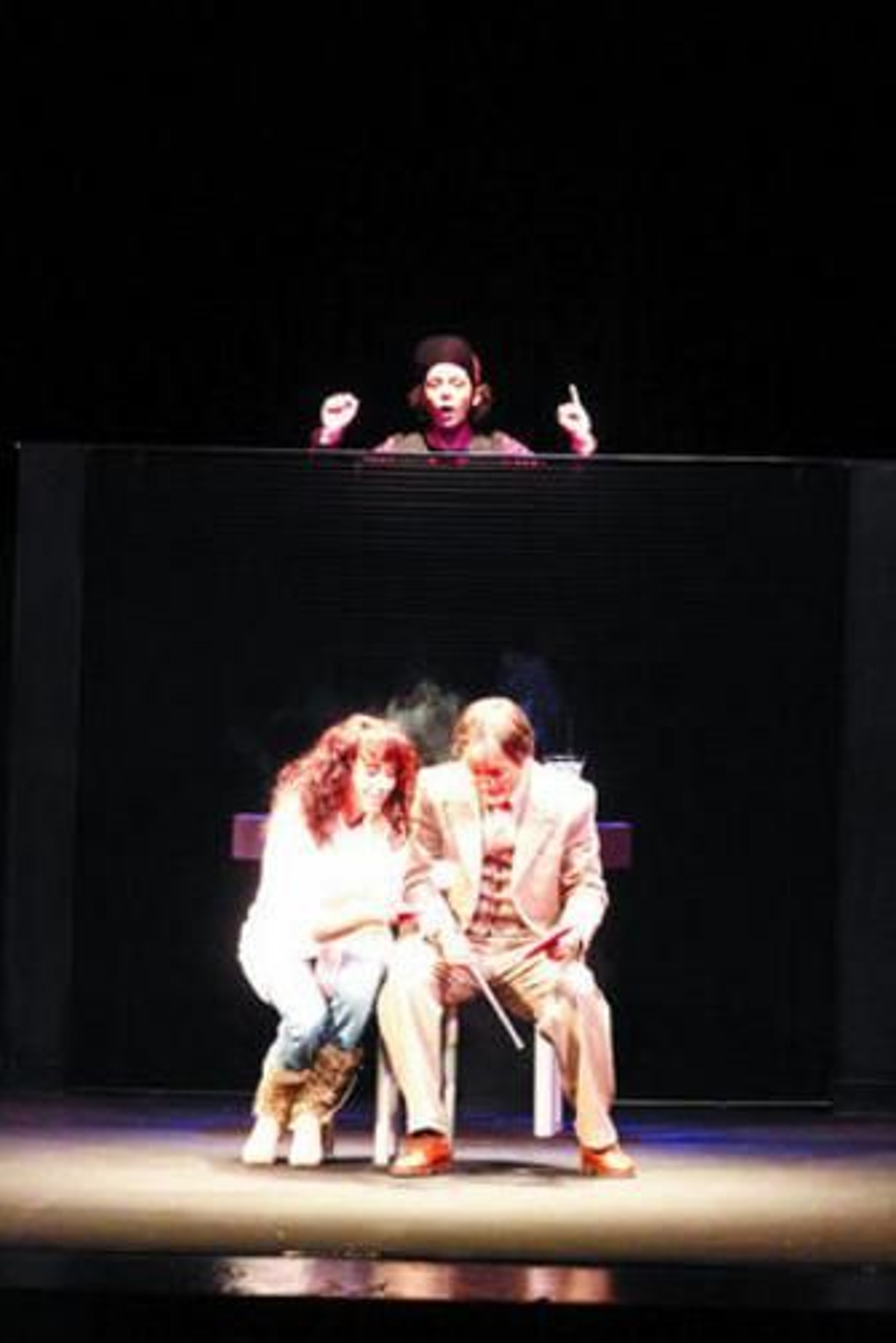 Pep Bou y una espectadora juegan al ping pong con una pompa.