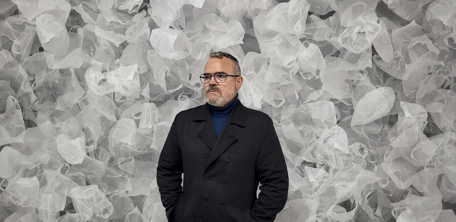 Ángel Pantoja ante una de las obras que puede verse en la exposición, de su serie ‘Oceanía’.