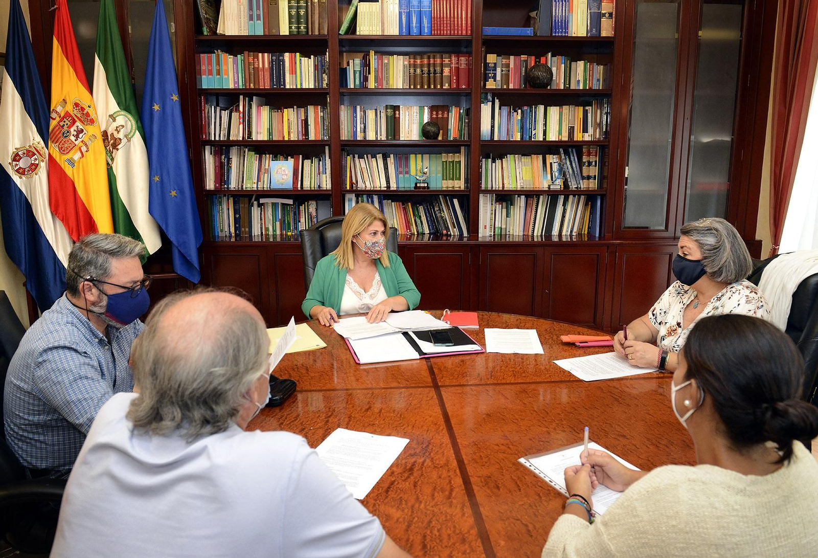 Imagen de la reunión entre responsables municipales y representantes de la Asociación de Reyes Magos.