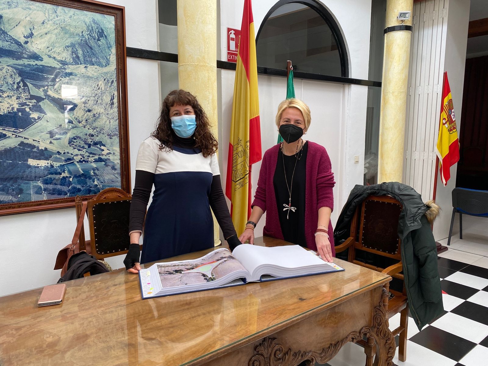 La delegada de Fomento junto con la alcaldesa de Alboloduy.