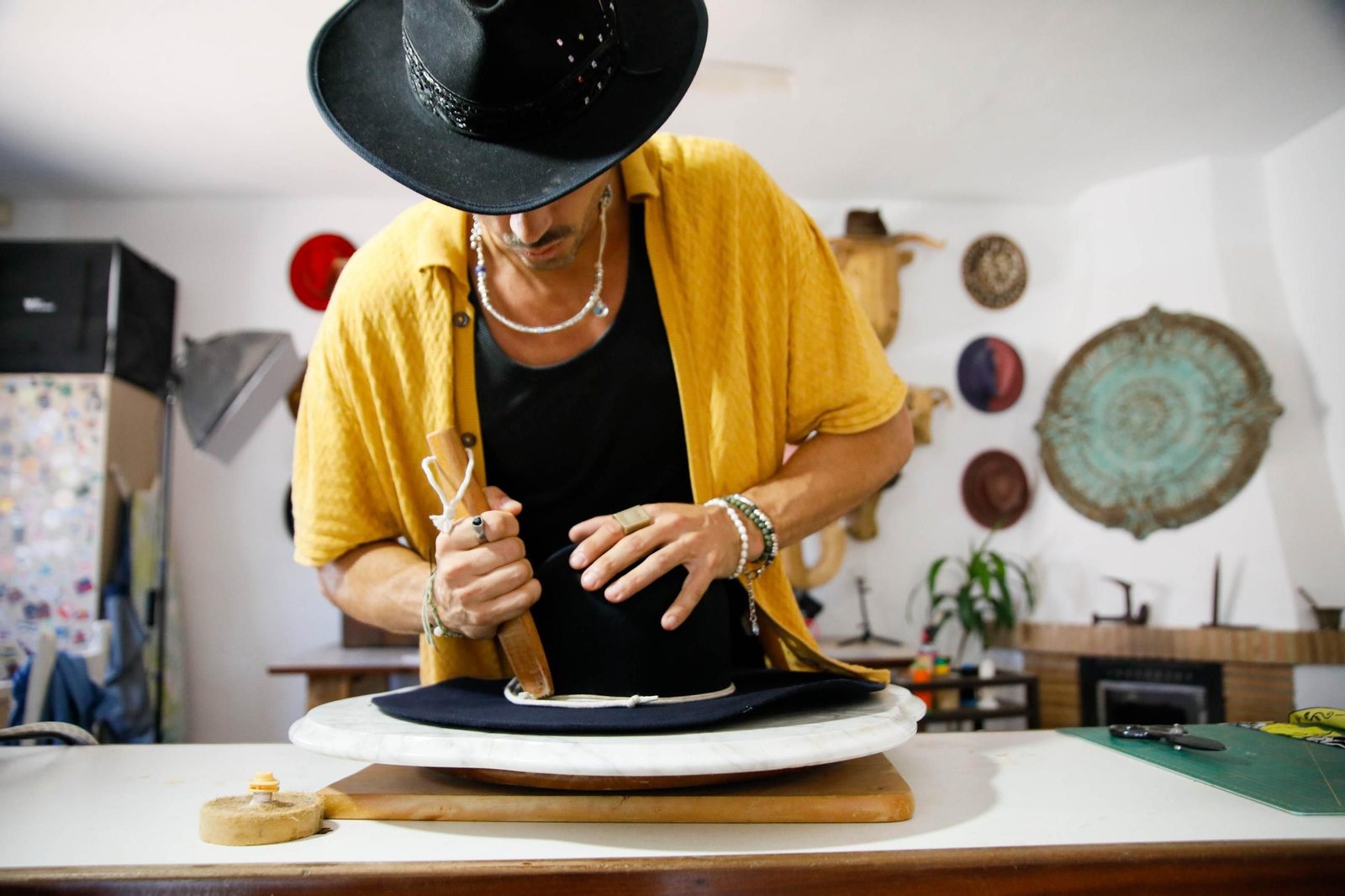 Imágenes del proceso creativo en sombreros de Alejandro Mateo