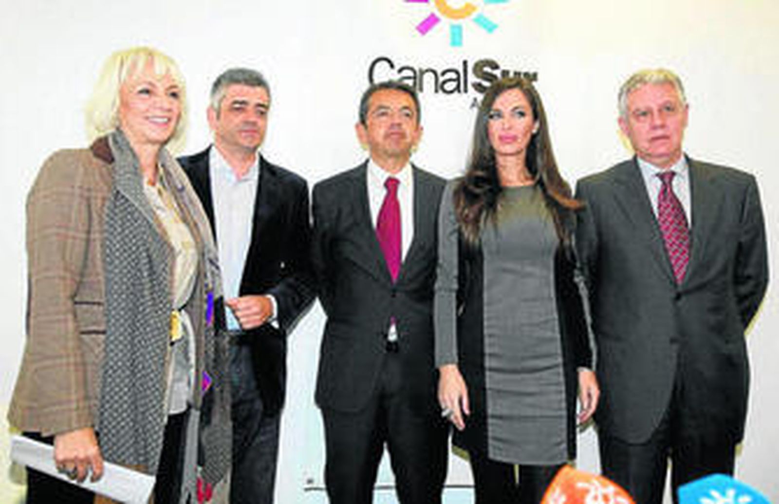 Los asistentes al acto posan con los presentadores de las campanadas.