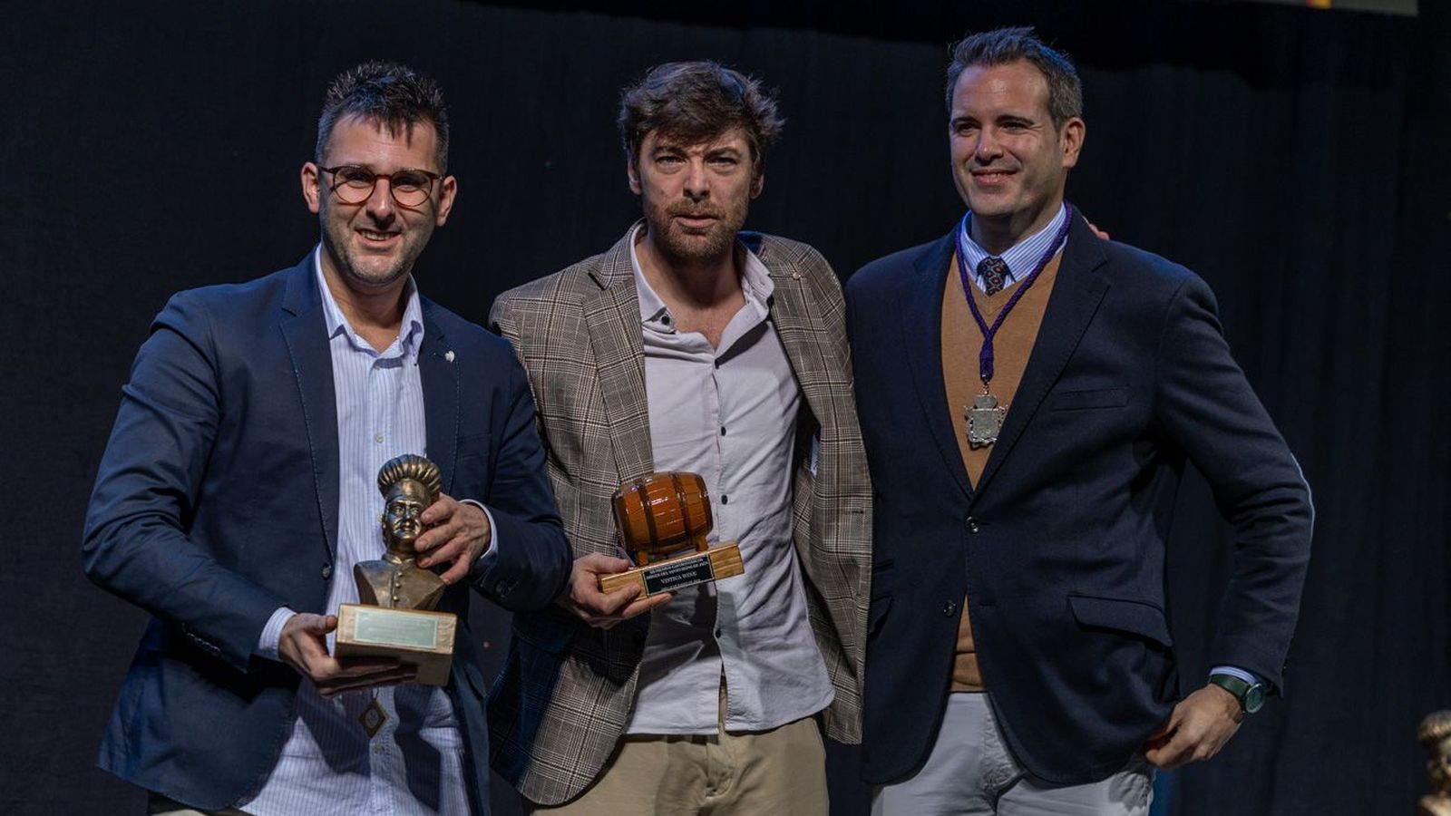 Los responsables de la Taberna Paco Tite posan con el premio.