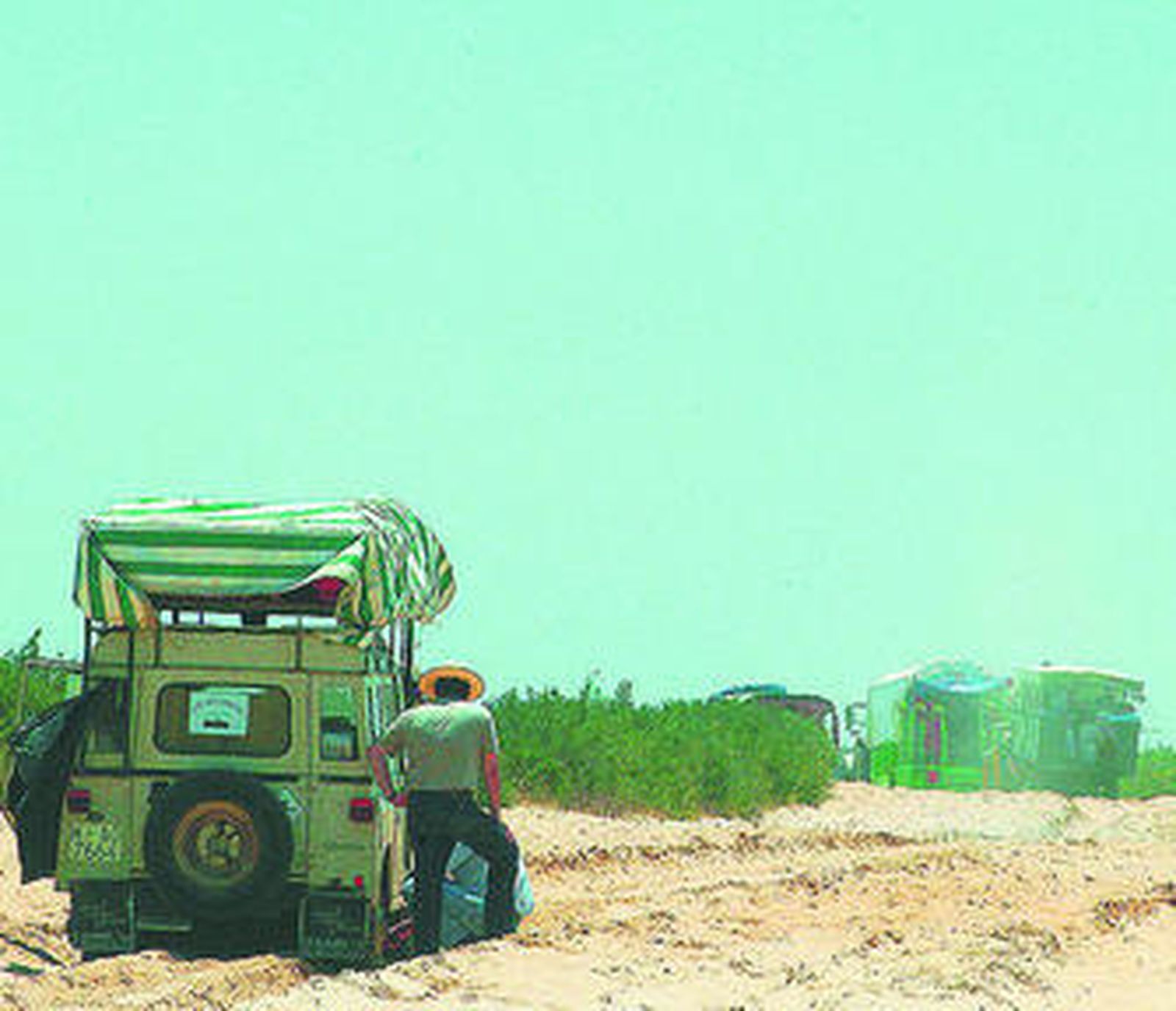 Vehículos transitando por la Raya durante la romería.