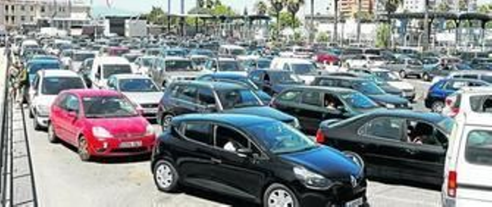 Las filas de coches en el paso fronterizo entre La Línea y Gibraltar en una imagen de archivo.