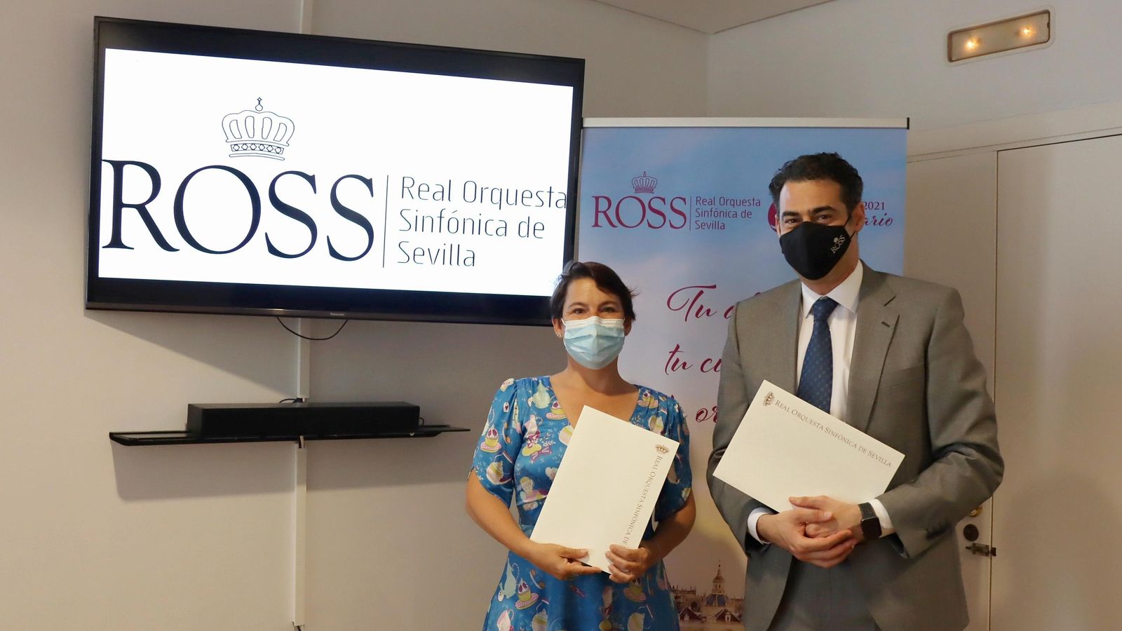 La directora de comunicación de Instituto Español y Pedro Vázquez tras firmar el convenio de patrocinio de la ROSS.