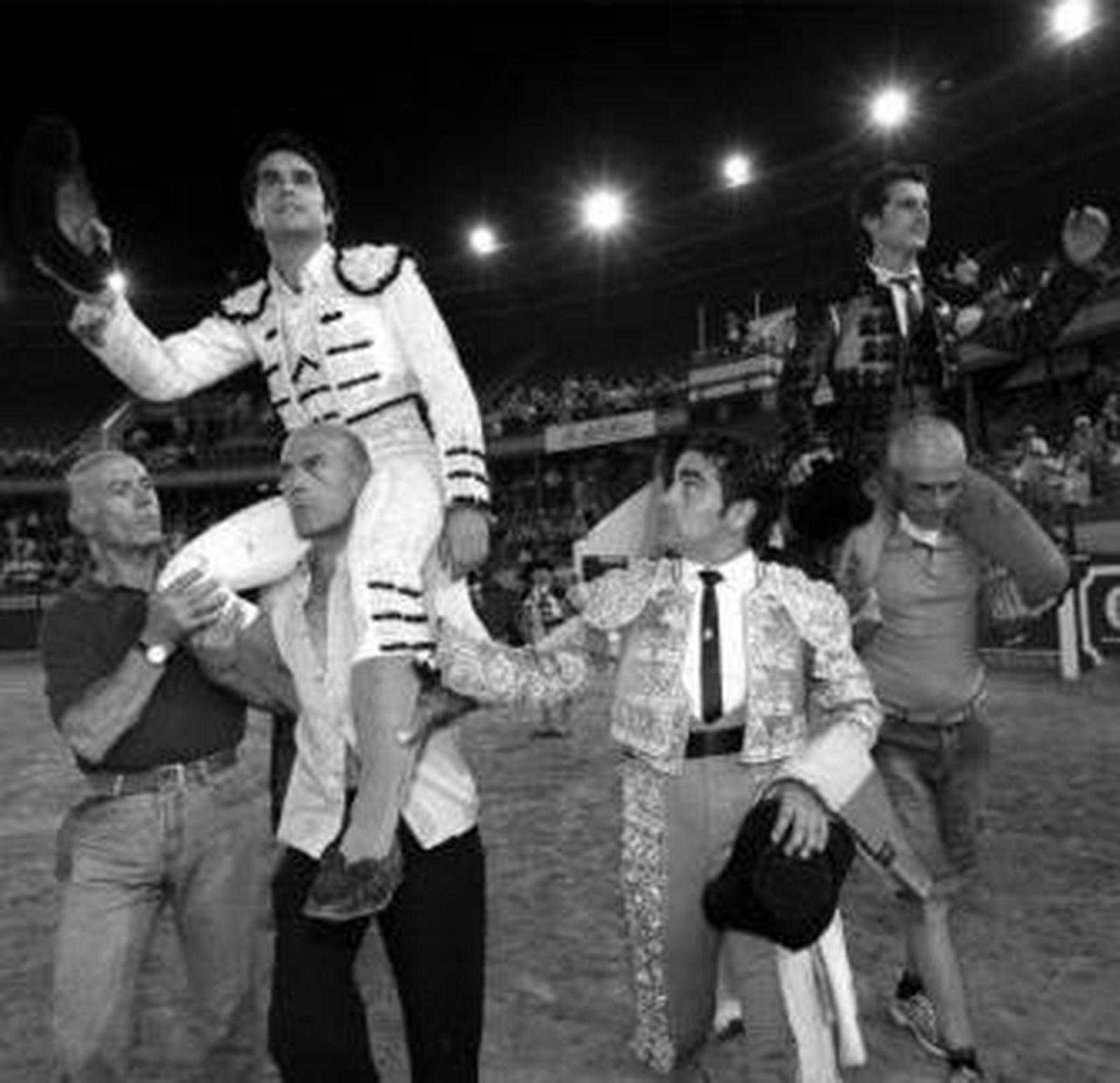 Salvador Vega saliendo a hombros de Roquetas junto a Ruiz Manuel.