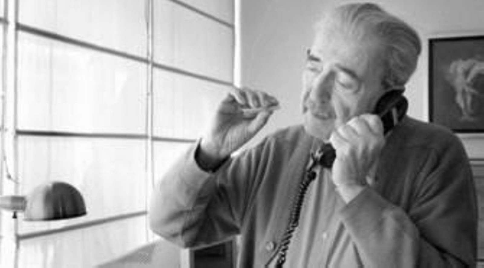 El escritor, ayer, recibiendo llamadas de felicitación.