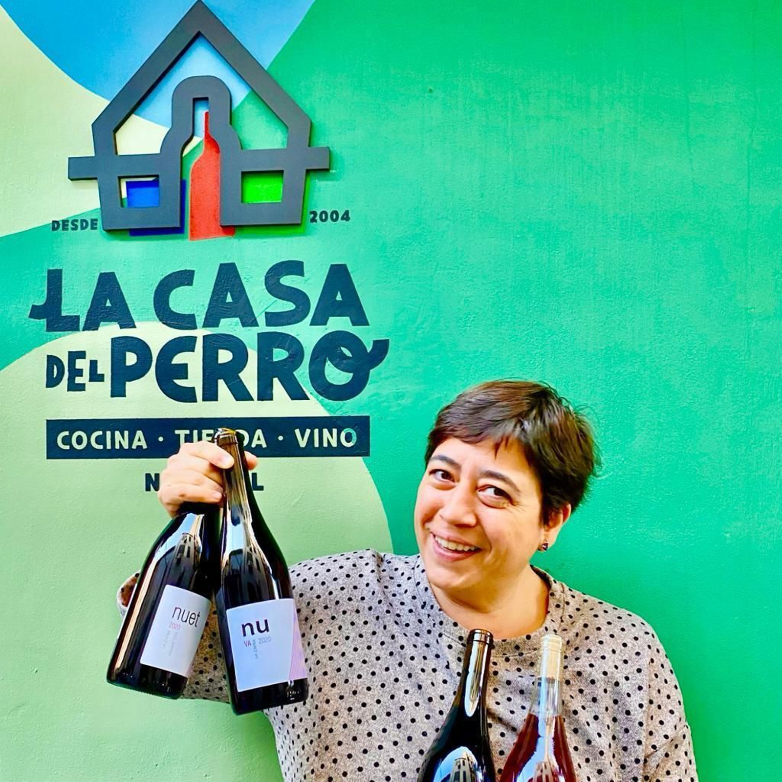 Ana y algunos de sus vinos naturales en La Casa del Perro. Ana y algunos de sus vinos naturales en La Casa del Perro.