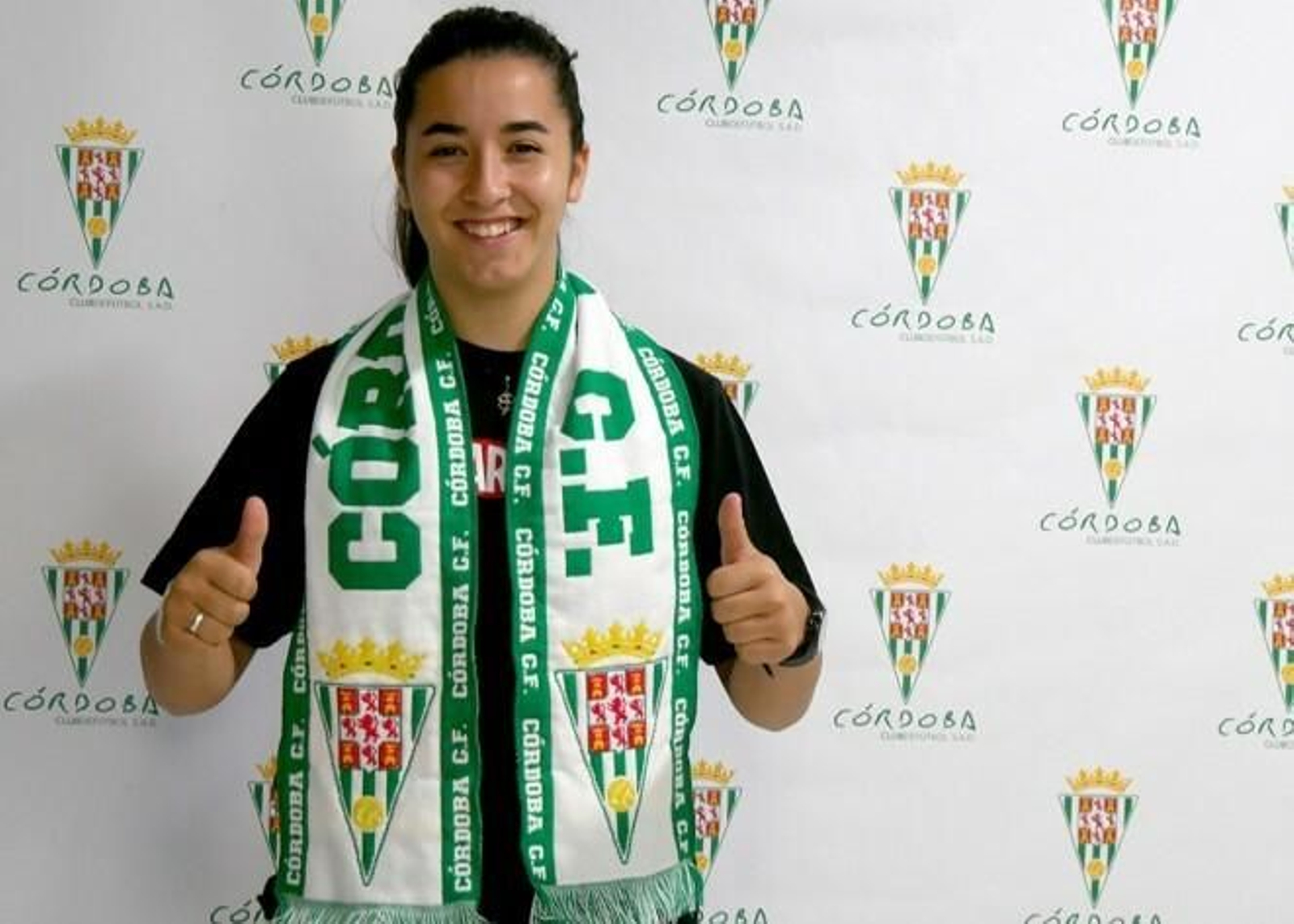 Sofía Melchor posa con los colores del Córdoba CF Femenino.