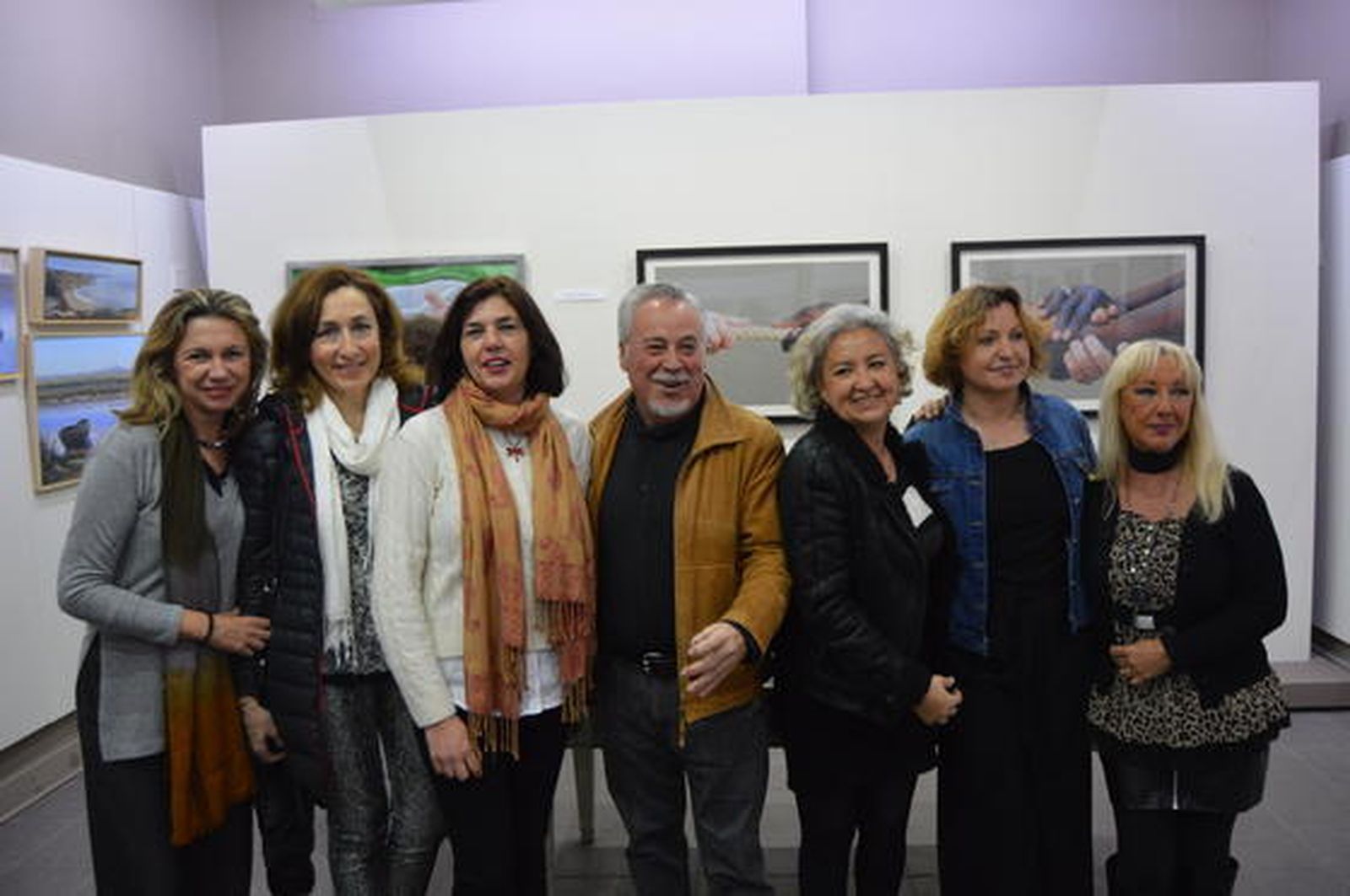María Luisa Pemán, Rosana Suárez, Pepa Vela, Pedro Leal, Carmen Guerrero, Inés Gontad y Pilar Aixado, durante la inauguración de la exposición de pintura de mujeres.  Foto: Ignacio Casas de Ciria
