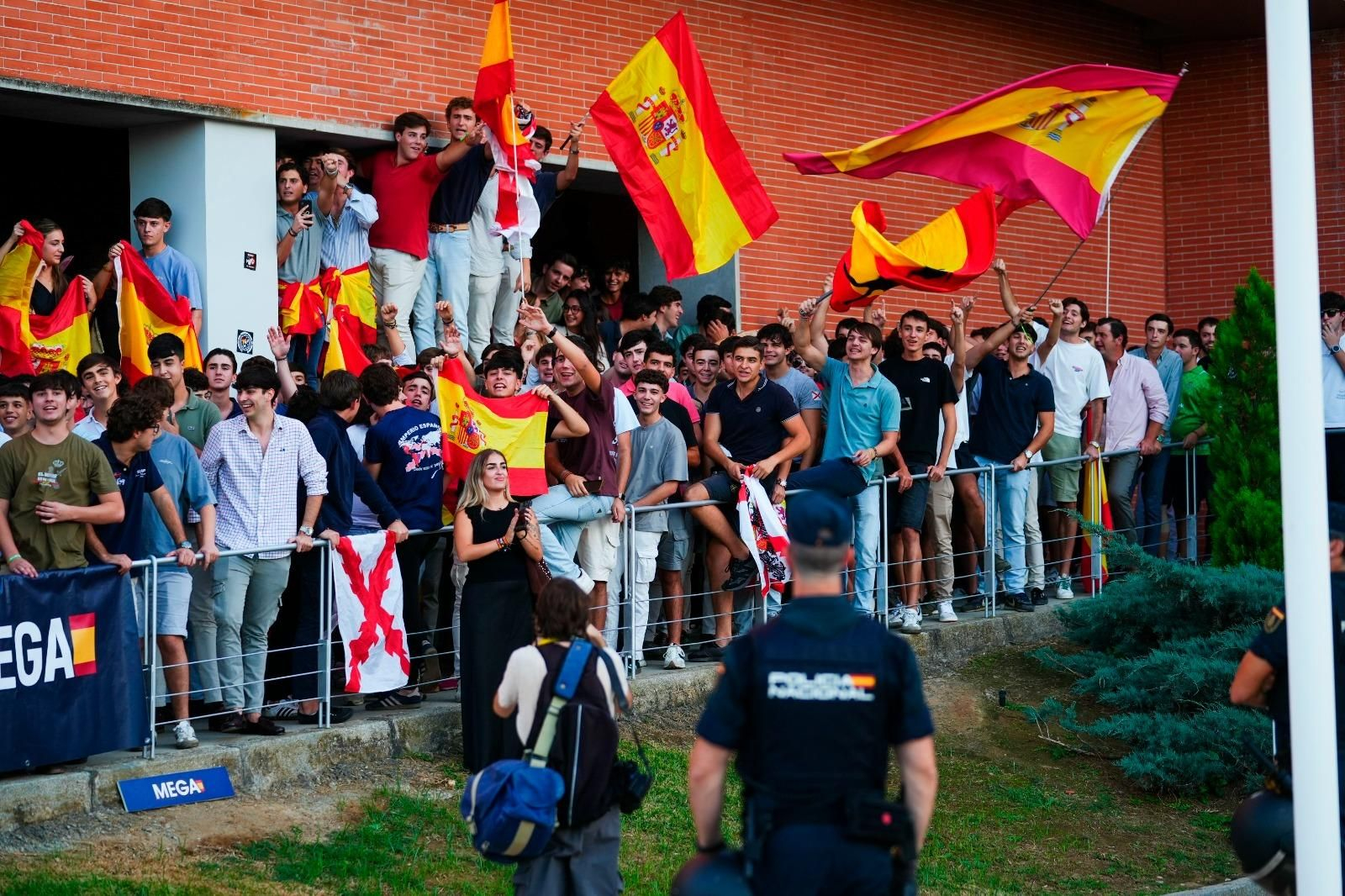 Jóvenes simpatizantes de Vito Quilez a las puertas de la Universidad Pablo de Olavide de Sevilla