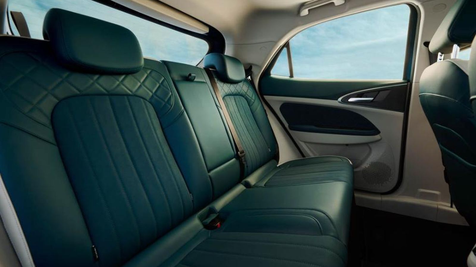 El color de los tapizados o guarnecidos internos es de un tono semejante a cada uno de los cuatro disponibles para la carrocería en este modelo.