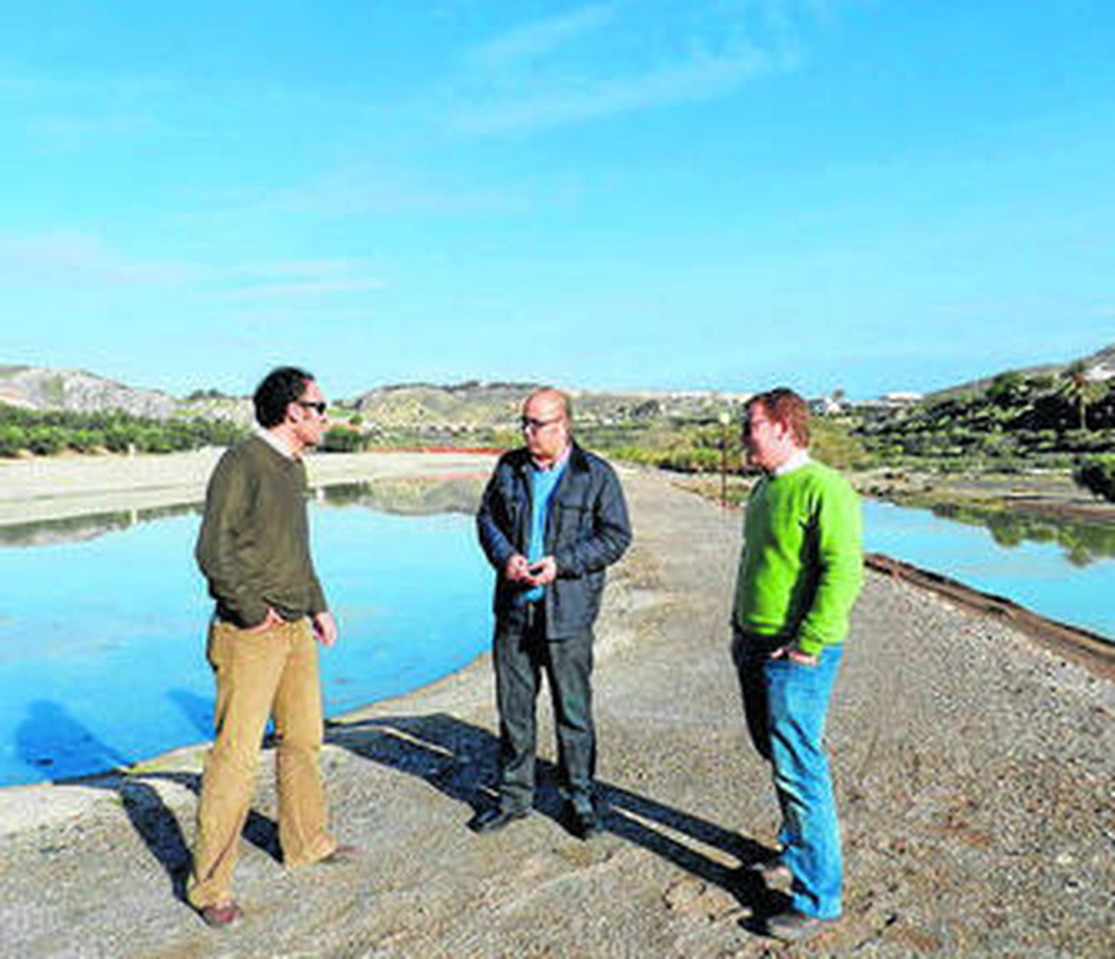 El alcalde Domingo Fernández y el edil Alfonso Mena de visita a la EDAR.
