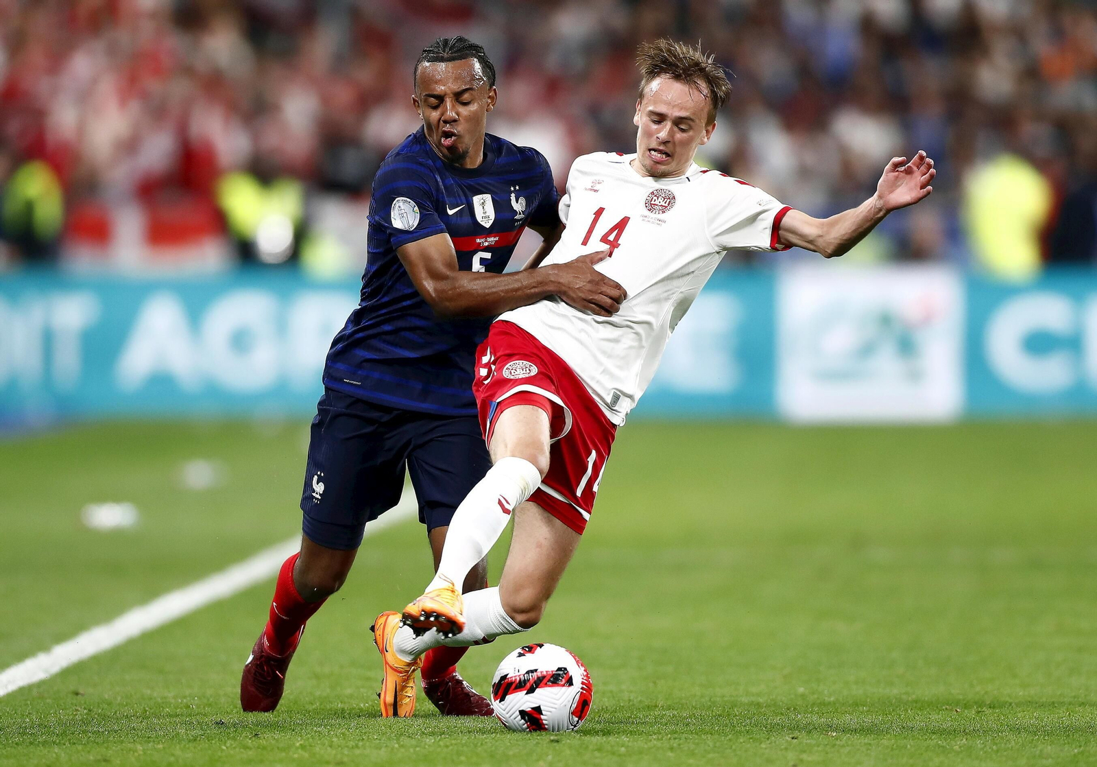 Koundé, con Francia ante el danés Damsgaard.