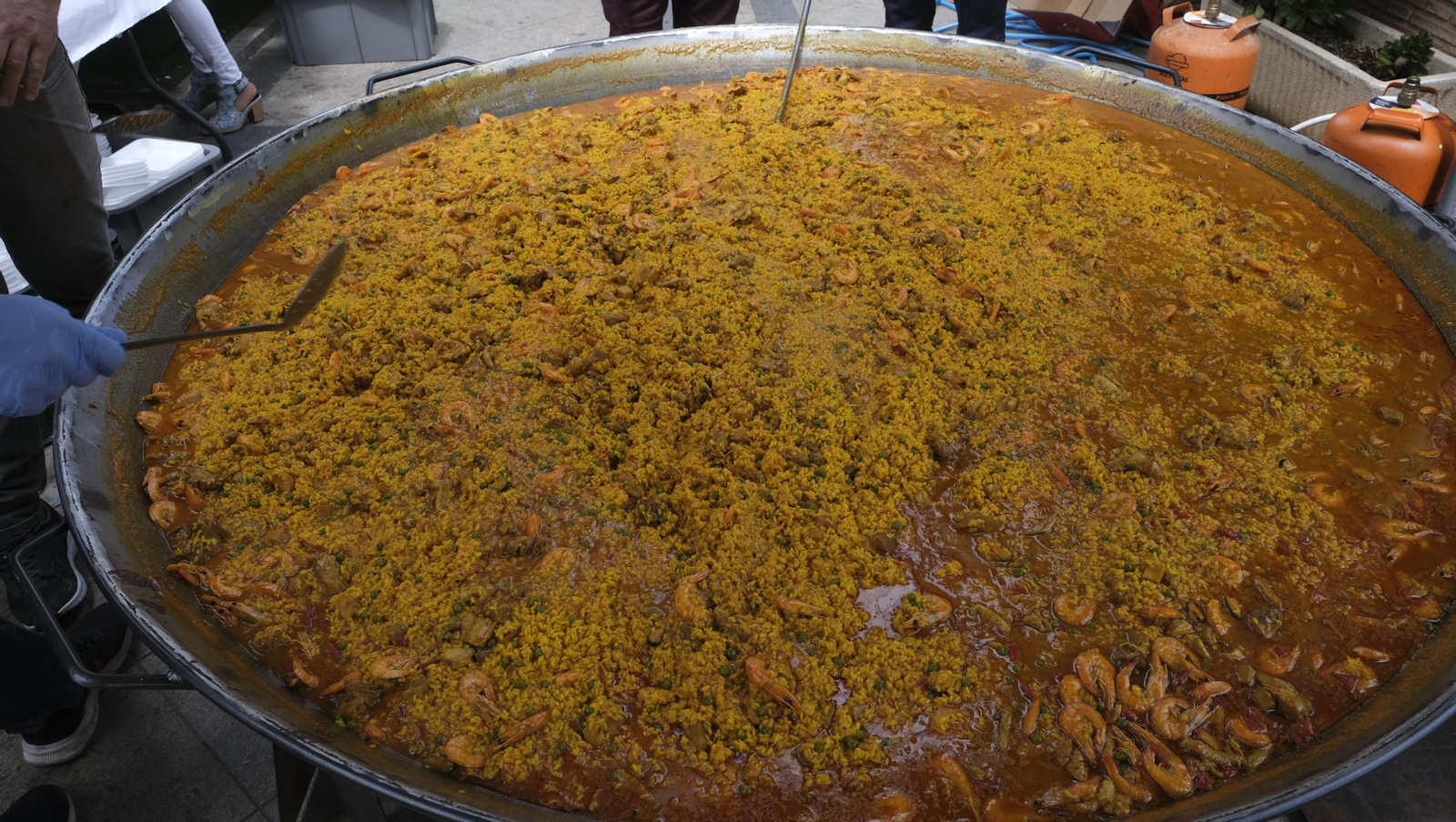 Imágenes de la paella popular en las Fiestas de Canjáyar
