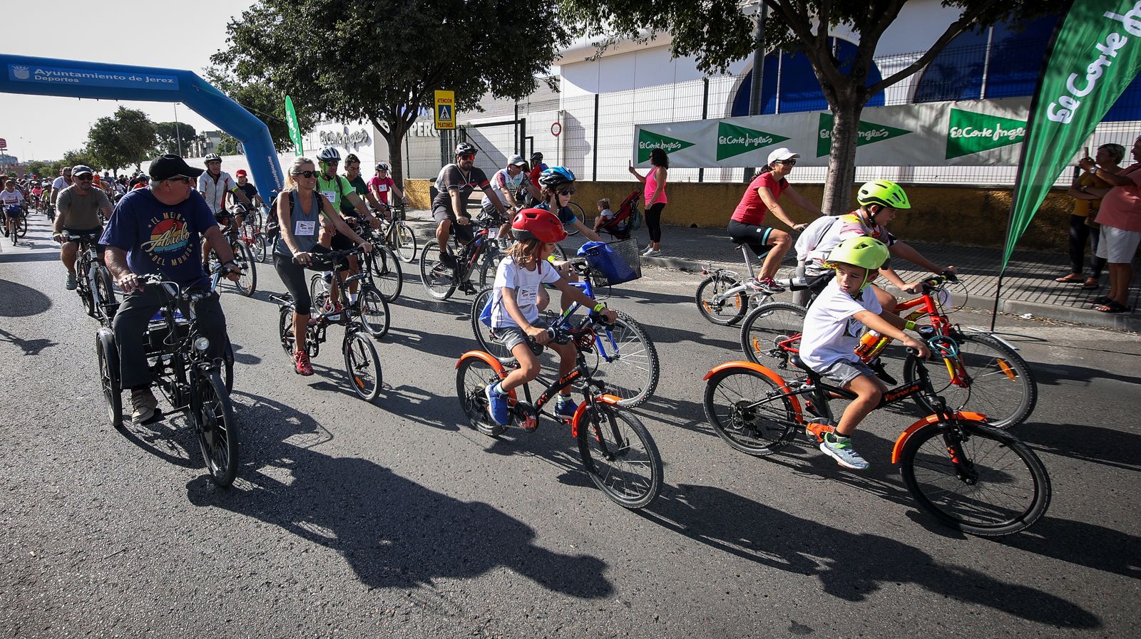 Gran ambiente en la fiesta de la bici y la amistad
