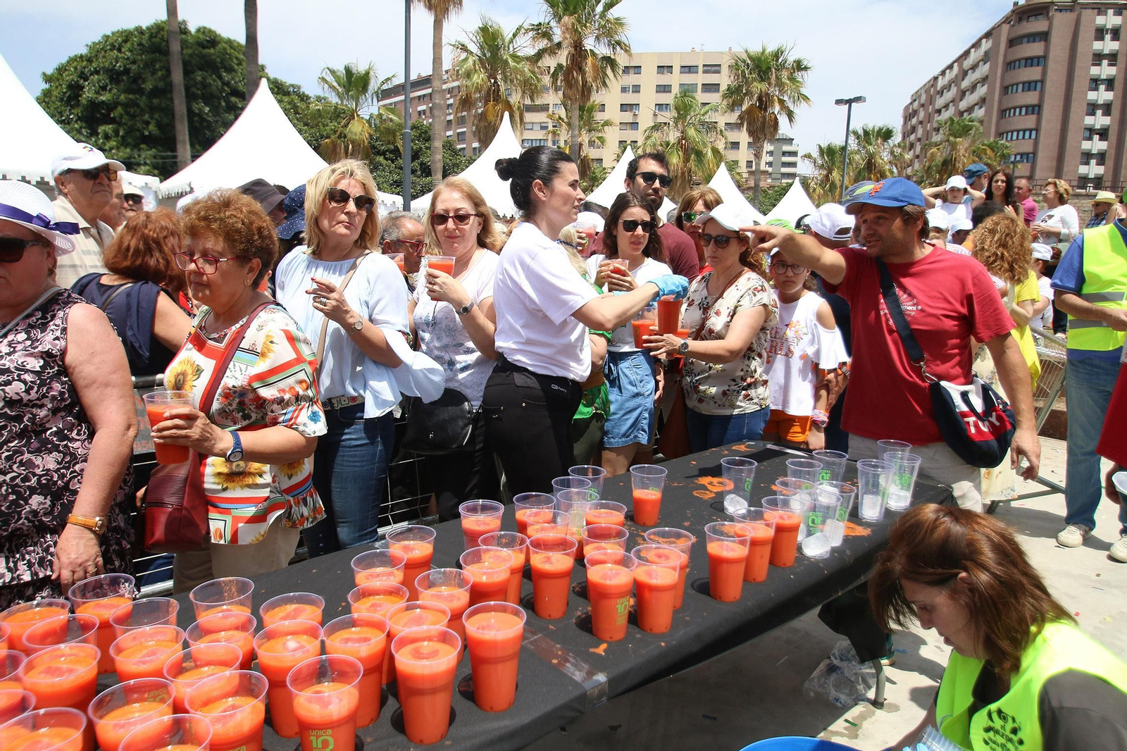 Fotogalería del récord Guinnes del gazpacho más grande del mundo