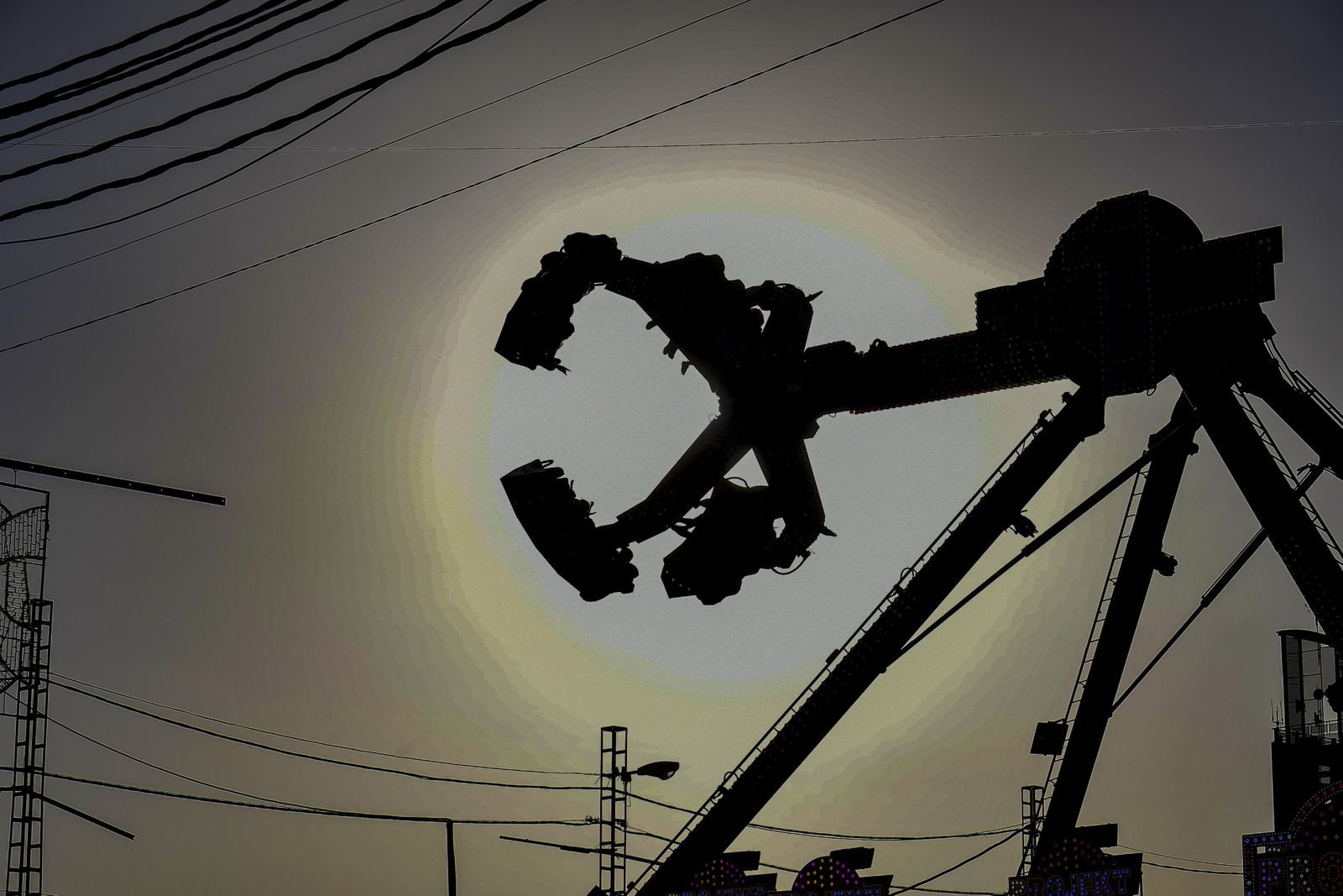 Atracciones de feria, columpios, niños y vida en el Corpus 2021