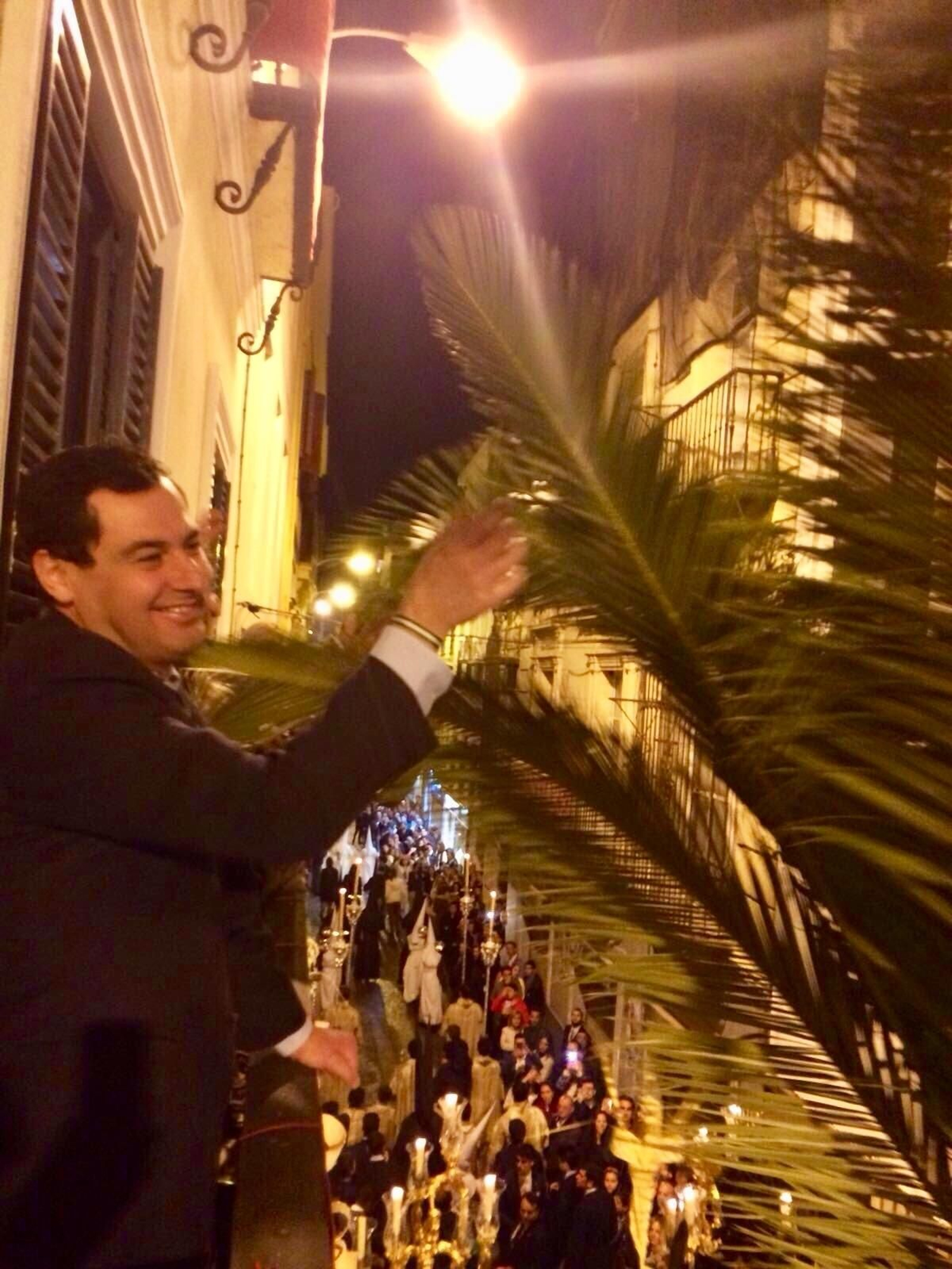 Moreno Bonilla toca la palmera de la Borriquita el Domingo de Ramos de 2016