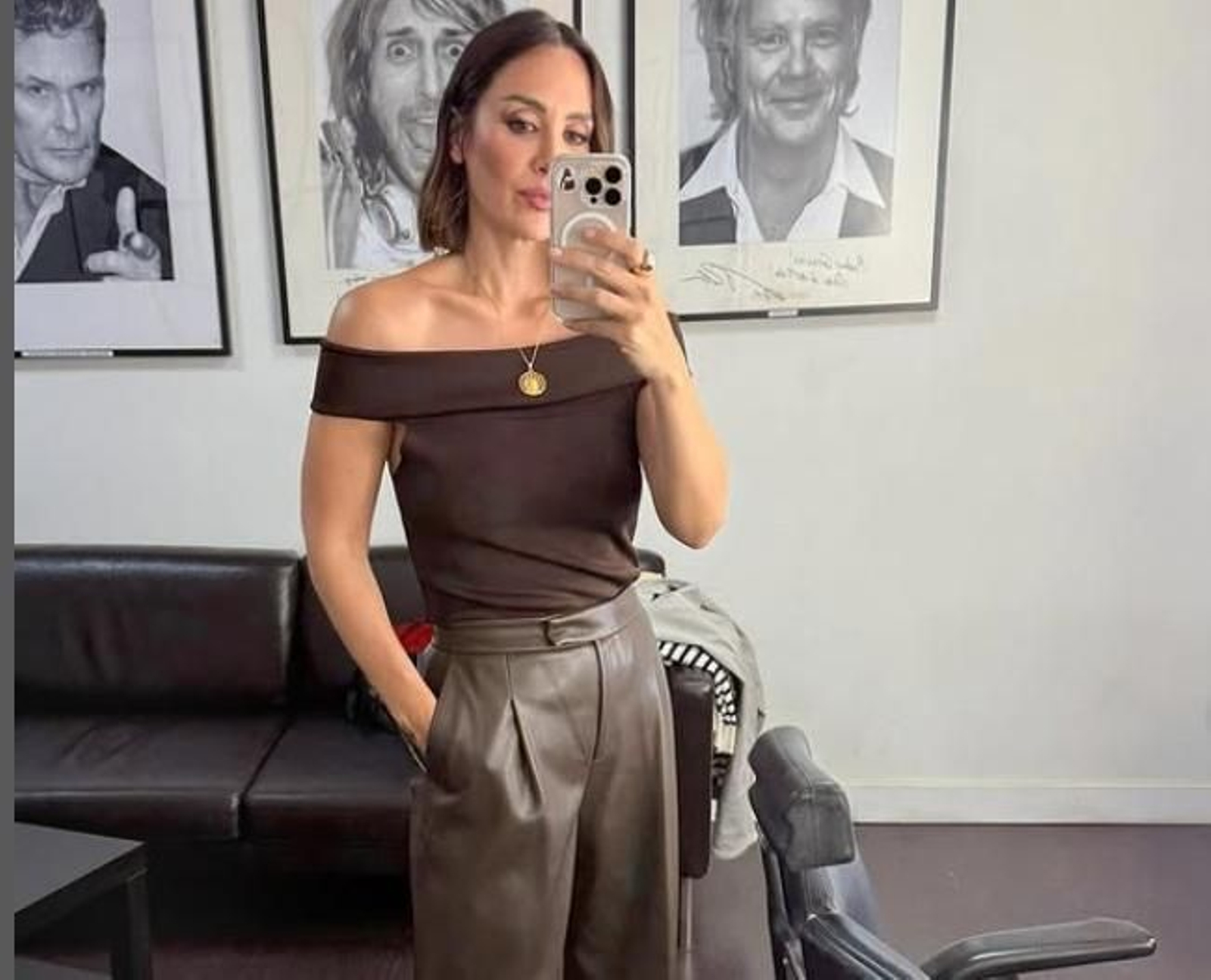 5 pantalones de vestir de Zara que te salvan el look de oficina: Son marrones, elegantes y los llevarás con botines.