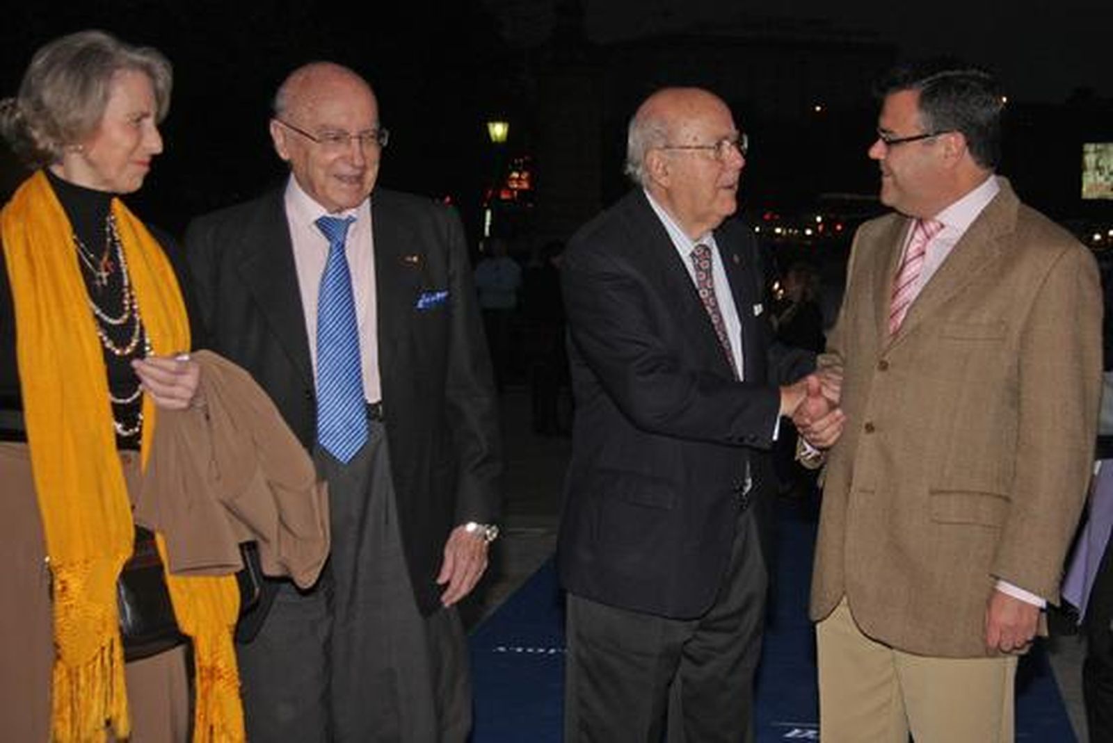 Manuel Clavero, con su esposa, Guadalupe Ternero; Nicolás Salas y Faustino Valdés, subdelegado del Gobierno en Sevilla.